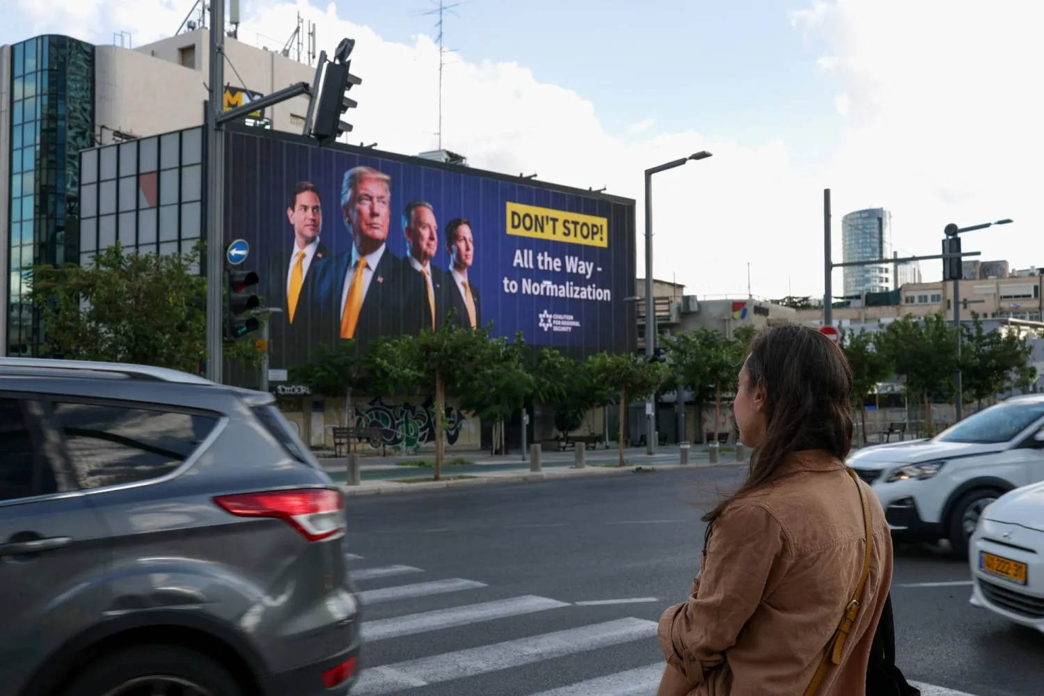 لوحة إعلانية كبيرة تحمل صور دونالد ترمب ووزير خارجيته ماركو روبيو وستيف ويتكوف وجاريد كوشنر في تل أبيب 12 أكتوبر 2025 (رويترز) 