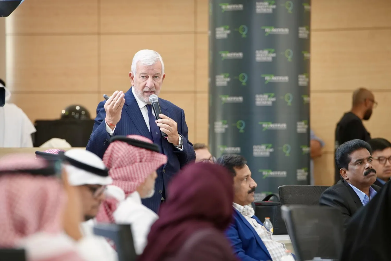 أتياس يتحدث خلال المؤتمر الصحافي الخاص بعرض تفاصيل مؤتمر مبادرة مستقبل الاستثمار (تركي العقيلي)