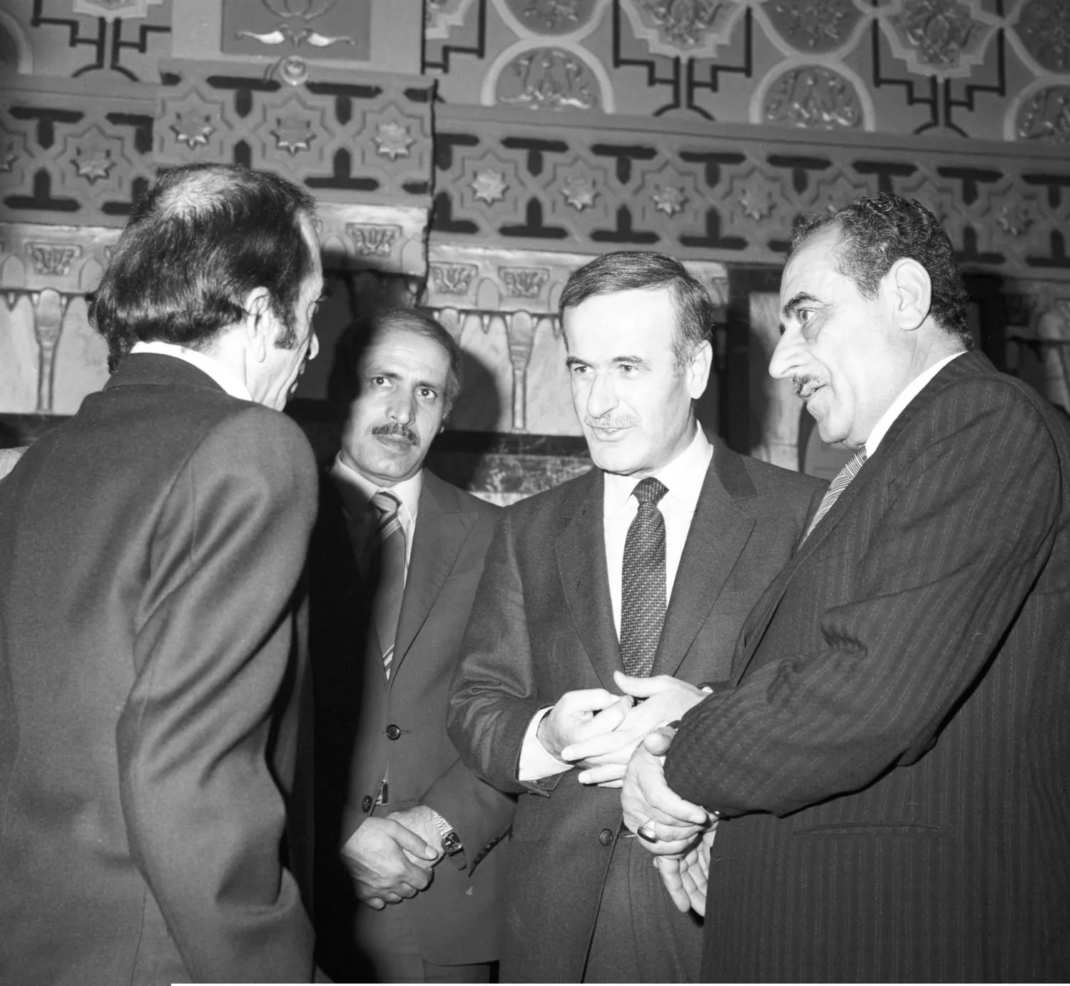 عبد الرؤوف الكسم مع حافظ الأسد عندما كان رئيساً للوزراء في ثمانينات القرن الماضي (أرشيفية - موقع التاريخ السوري)