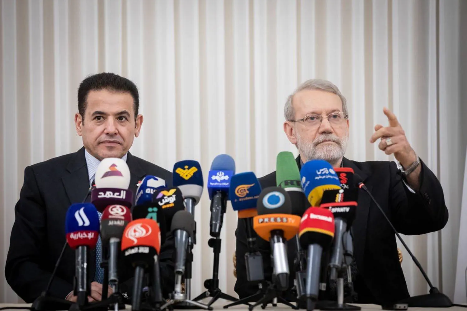 صورة نشرها موقع لاريجاني من مؤتمر صحافي مشترك مع مستشار الأمن القومي العراقي قاسم الأعرجي في طهران اليوم