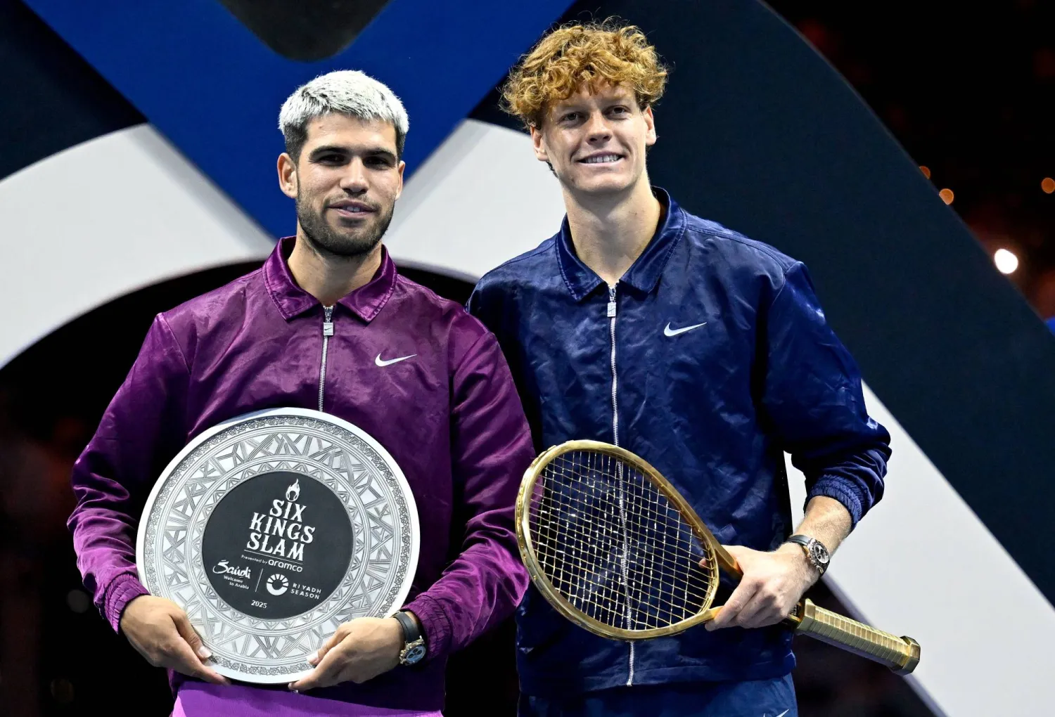 يانيك سينر (يمين) يغيب عن «ديفيز» وكارلوس ألكاراس يشارك (إ.ب.أ)