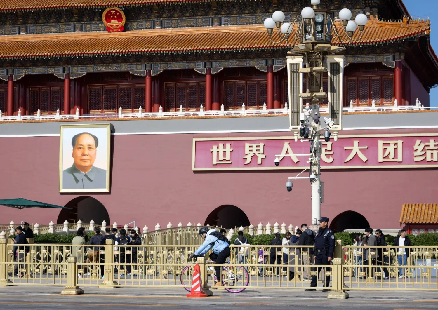 ضابط شرطة يراقب الوضع بساحة «تيانانمن» في بكين قبيل بدء اجتماعات «الحزب الشيوعي» الحاكم الاثنين (إ.ب.أ)