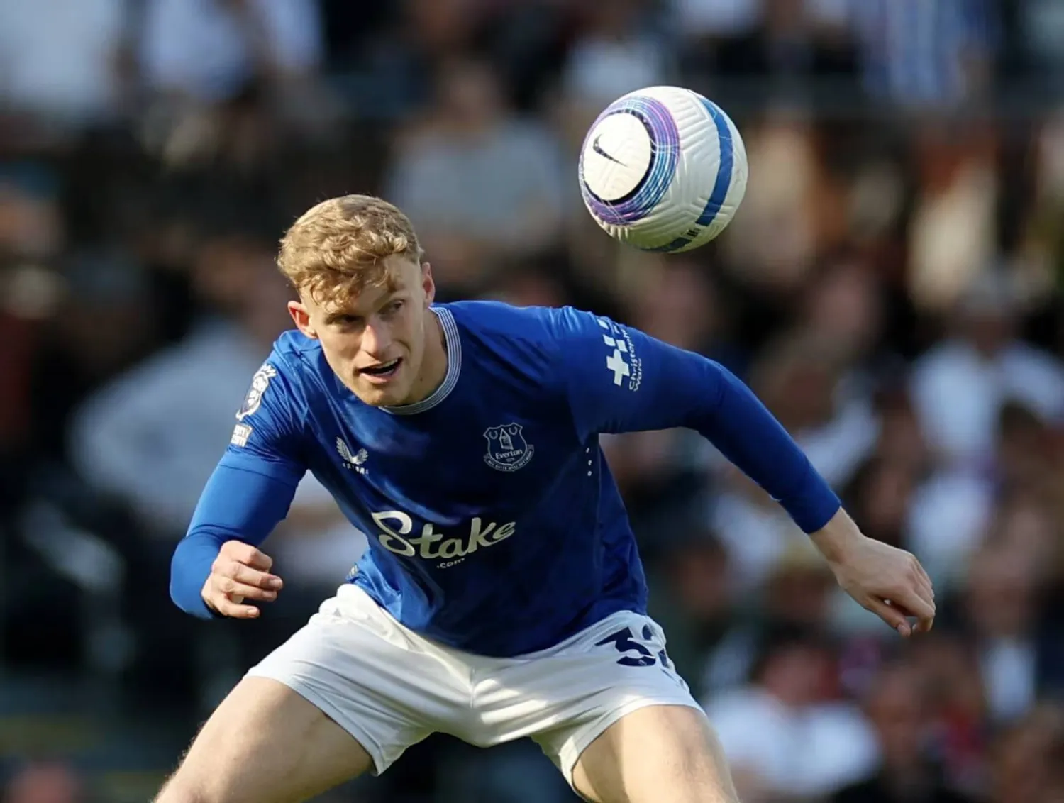 غاراد برانثويت مدافع إيفرتون (رويترز)