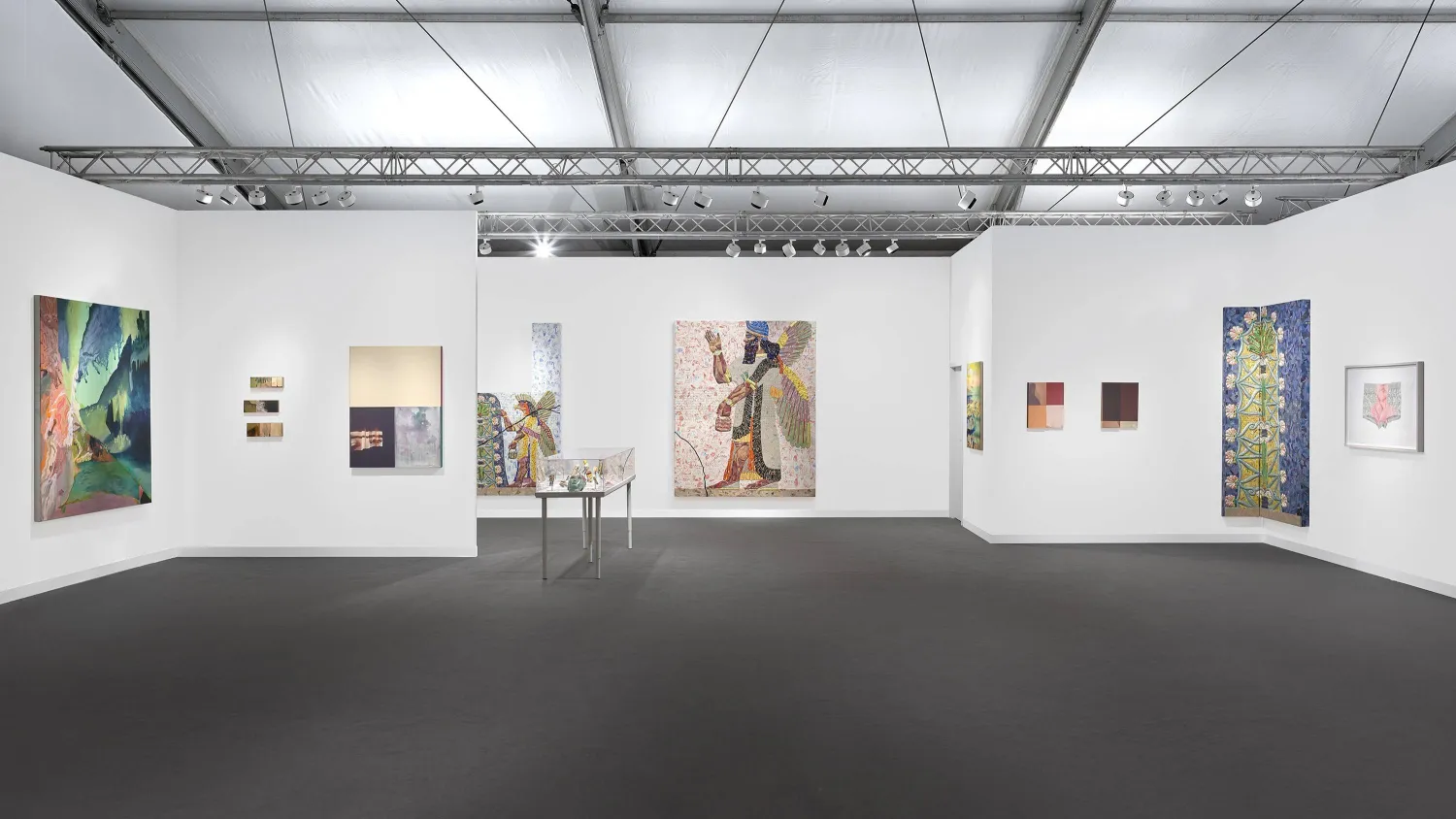 من إحدى قاعات المعرض ضمن المهرجان