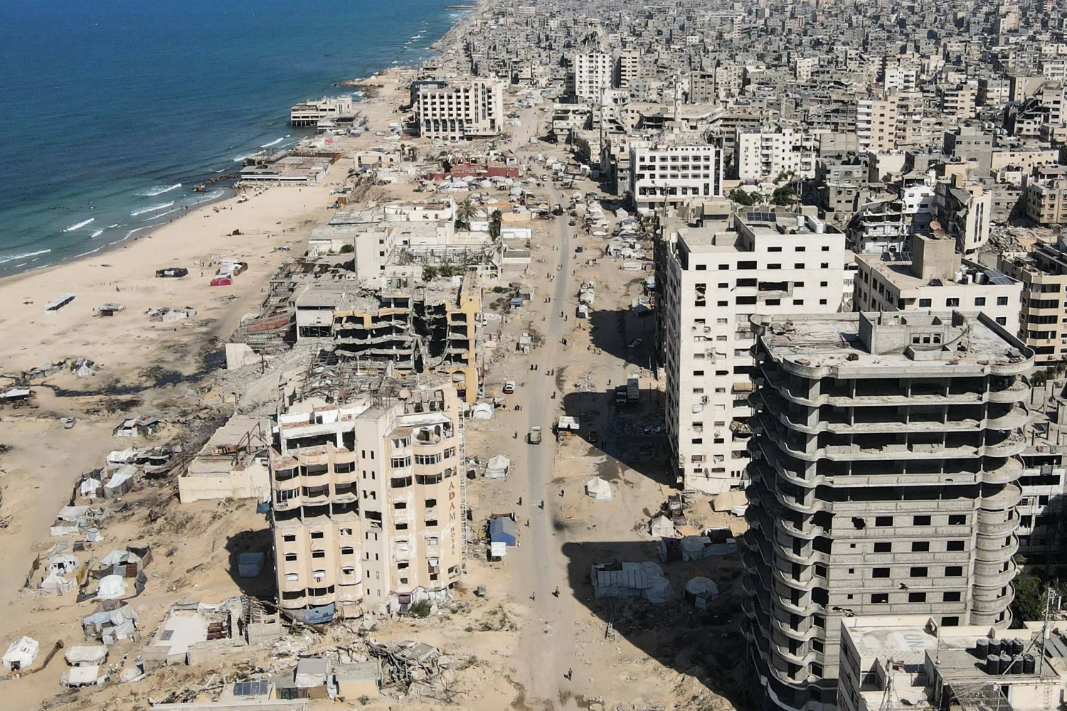 صورة جوية تظهر المنطقة المتضررة من الحرب المحيطة بميناء مدينة غزة - 20 أكتوبر 2025 (أ.ف.ب)