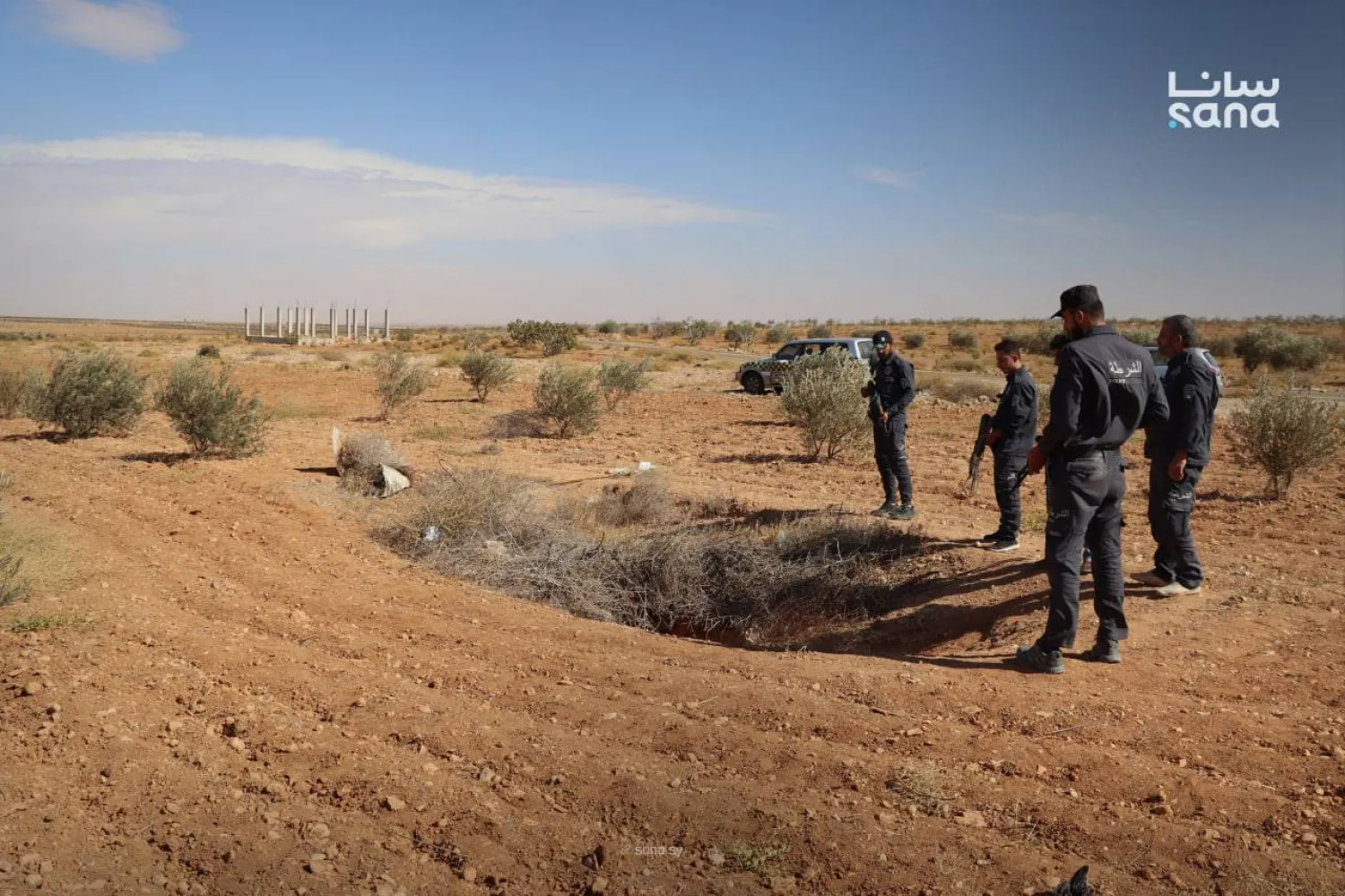 اكتشاف سجن تحت الأرض في منطقة المخرم بريف حمص الشرقي أثناء قيام دوريات الشرطة بعمليات تفتيش وبحث (سانا)