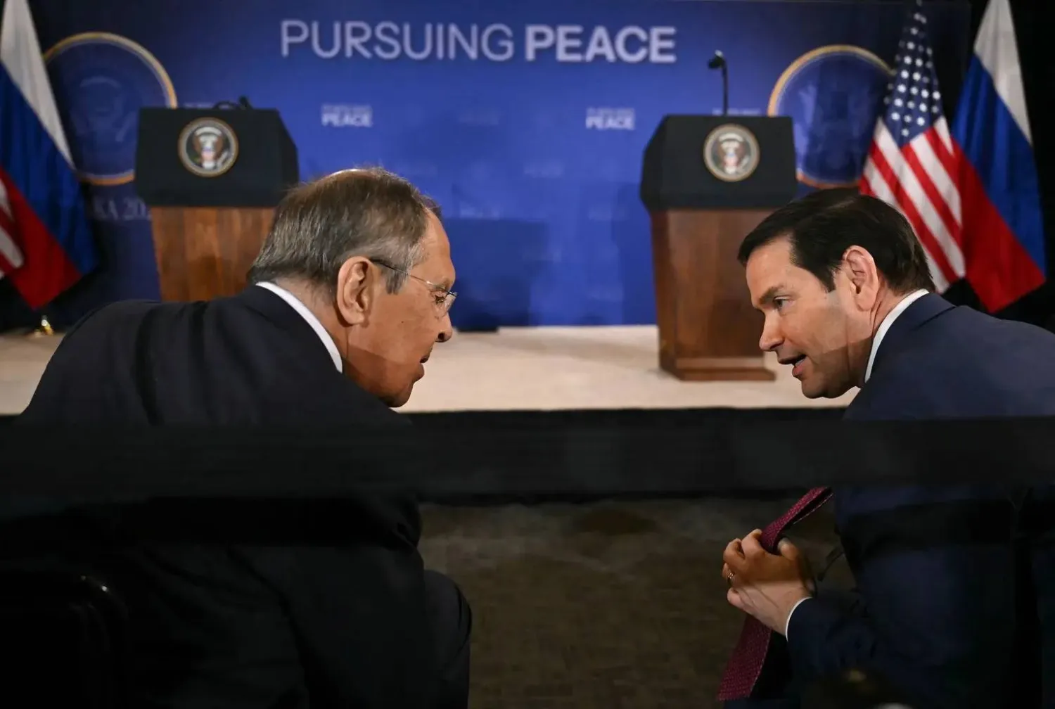 خلال لقاء بين وزير الخارجية الروسي سيرغي لافروف (يسار) ووزير الخارجية الأميركي ماركو روبيو في أنكوريج بألاسكا 15 أغسطس 2025 (أ.ف.ب)