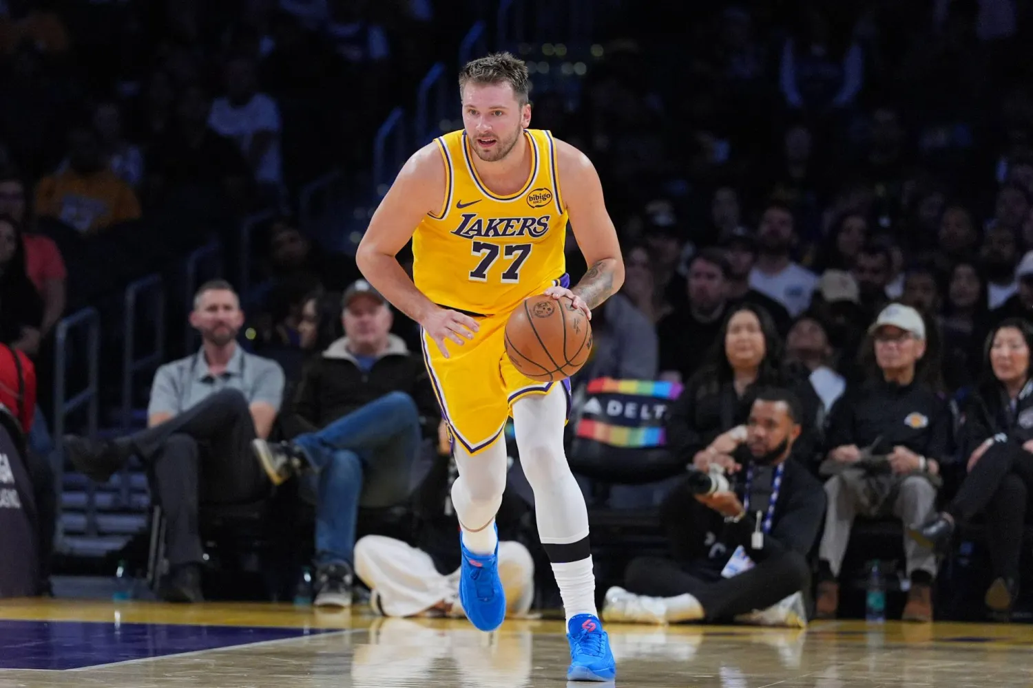 لوكا دونتشيتش يحمل آمال الليكرز (أ.ب)