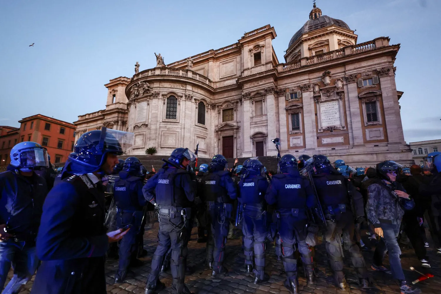 عناصر من أفراد شرطة الكارابينييري «قوات الدرك الوطني الإيطالية» (أرشيفية - رويترز)