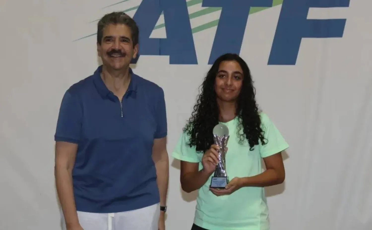 اللاعبة السعودية فاطمة البعجري خلال تتويجها (اتحاد التنس السعودي) 