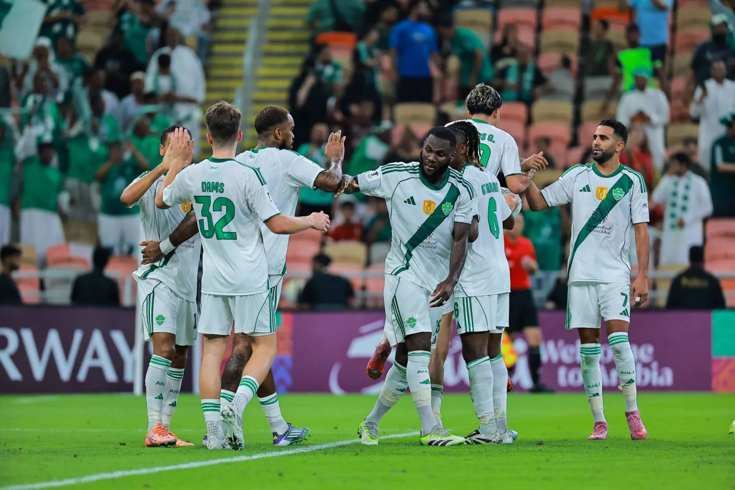 فرحة أهلاوية تكررت كثيراً في المواجهة (تصوير: محمد المانع) 