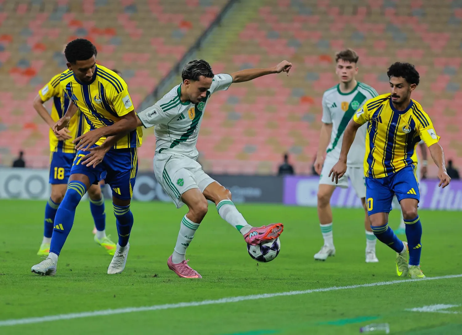 جانب من مواجهة الأهلي والغرافة القطري (تصوير: محمد المانع) 