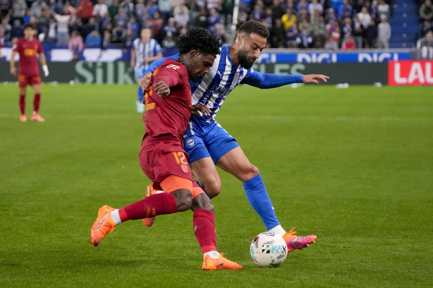 التعادل السلبي حسم مواجهة فالنسيا ومضيّفه ديبورتيفو ألافيس (إ.ب.أ)