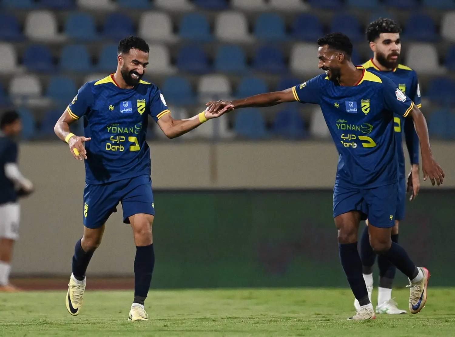 لاعبو الحزم يحتفلون بعد الفوز على الأخدود (سعد العنزي)