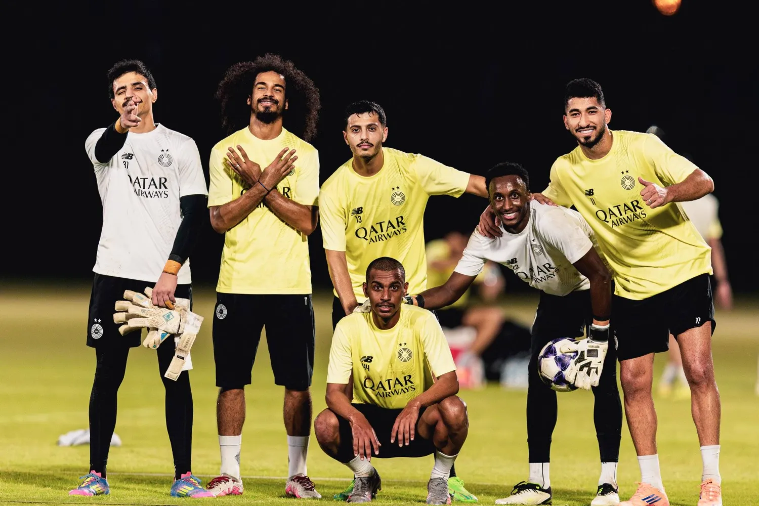 لاعبو السد بقيادة أكرم عفيف عقب انتهاء التدريبات (نادي السد القطري)