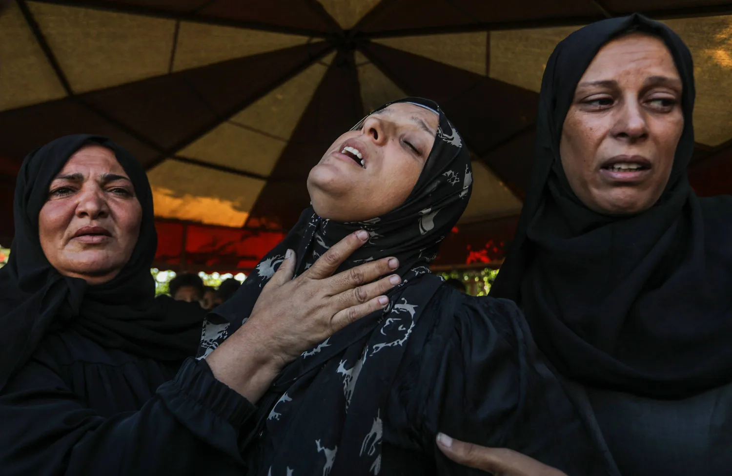 فلسطينيات يبكين في جنازة أقارب لهن قتلوا في هجوم إسرائيلي بمدينة غزة أمس (د.ب.أ)