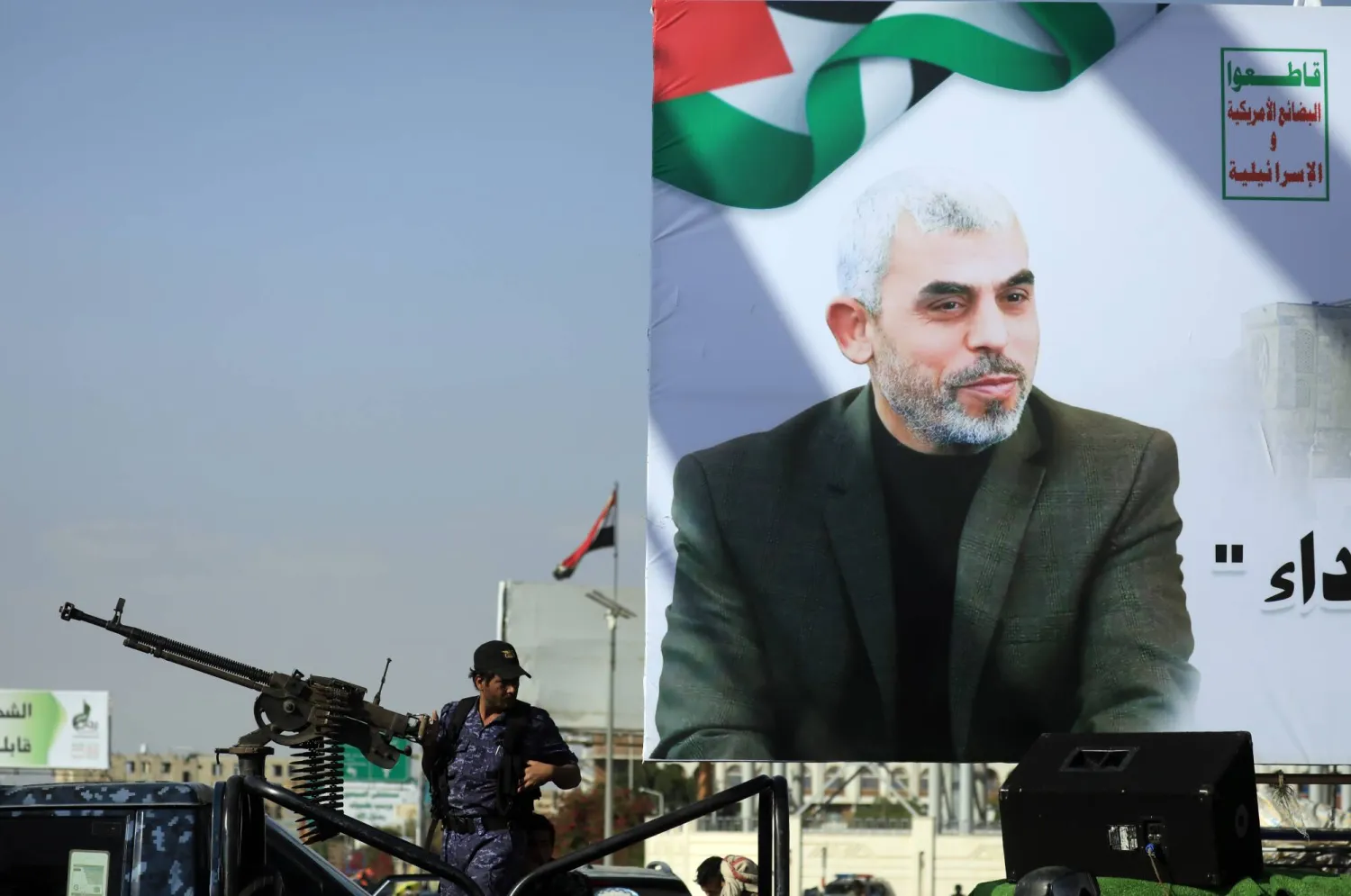 لافتة تُصوّر زعيم «حماس» الراحل يحيى السنوار خلال مظاهرة احتجاجية ضد إسرائيل في صنعاء (إ.ب.أ)