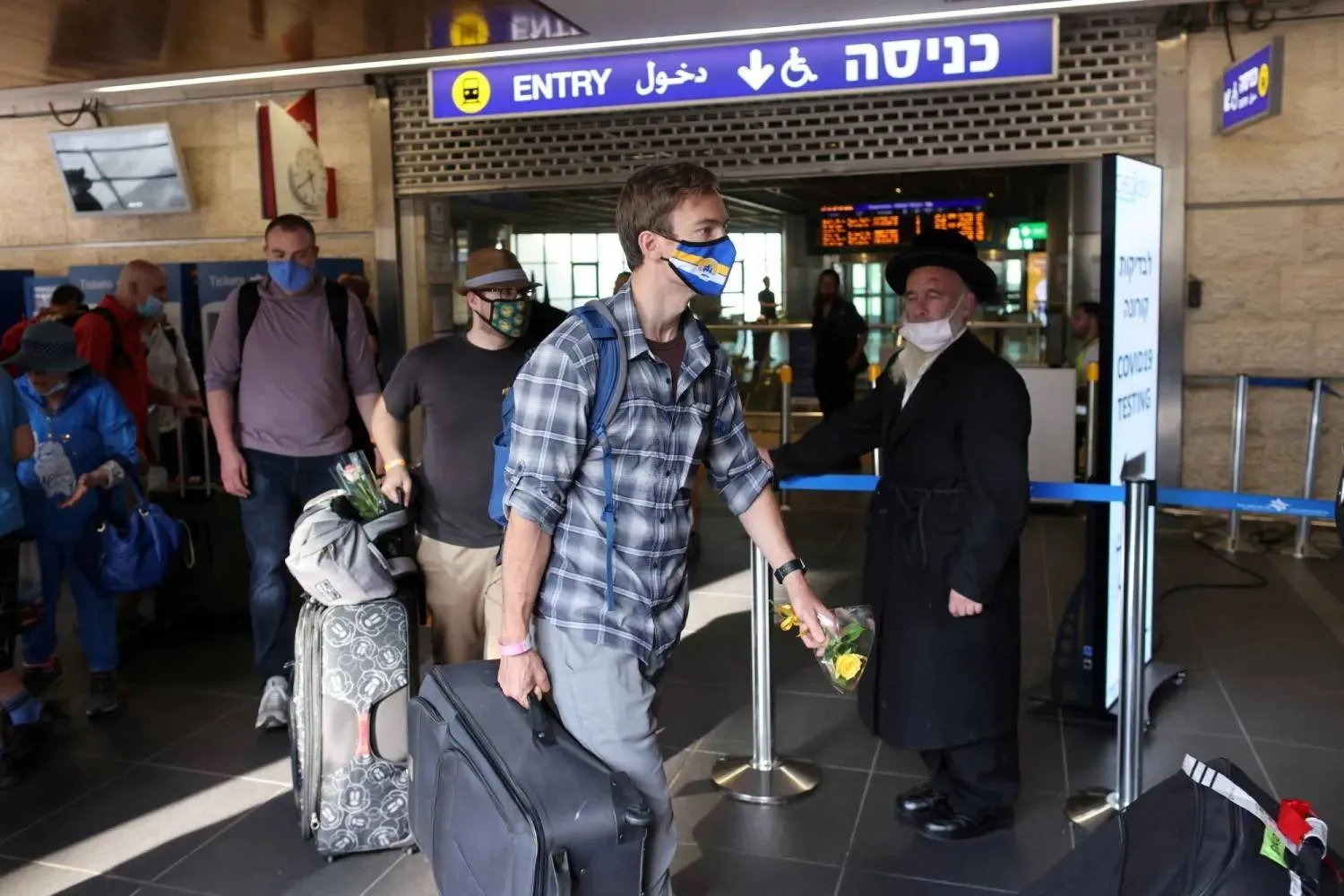  Travelers at the Ben Gurion International Airport (Reuters) 
