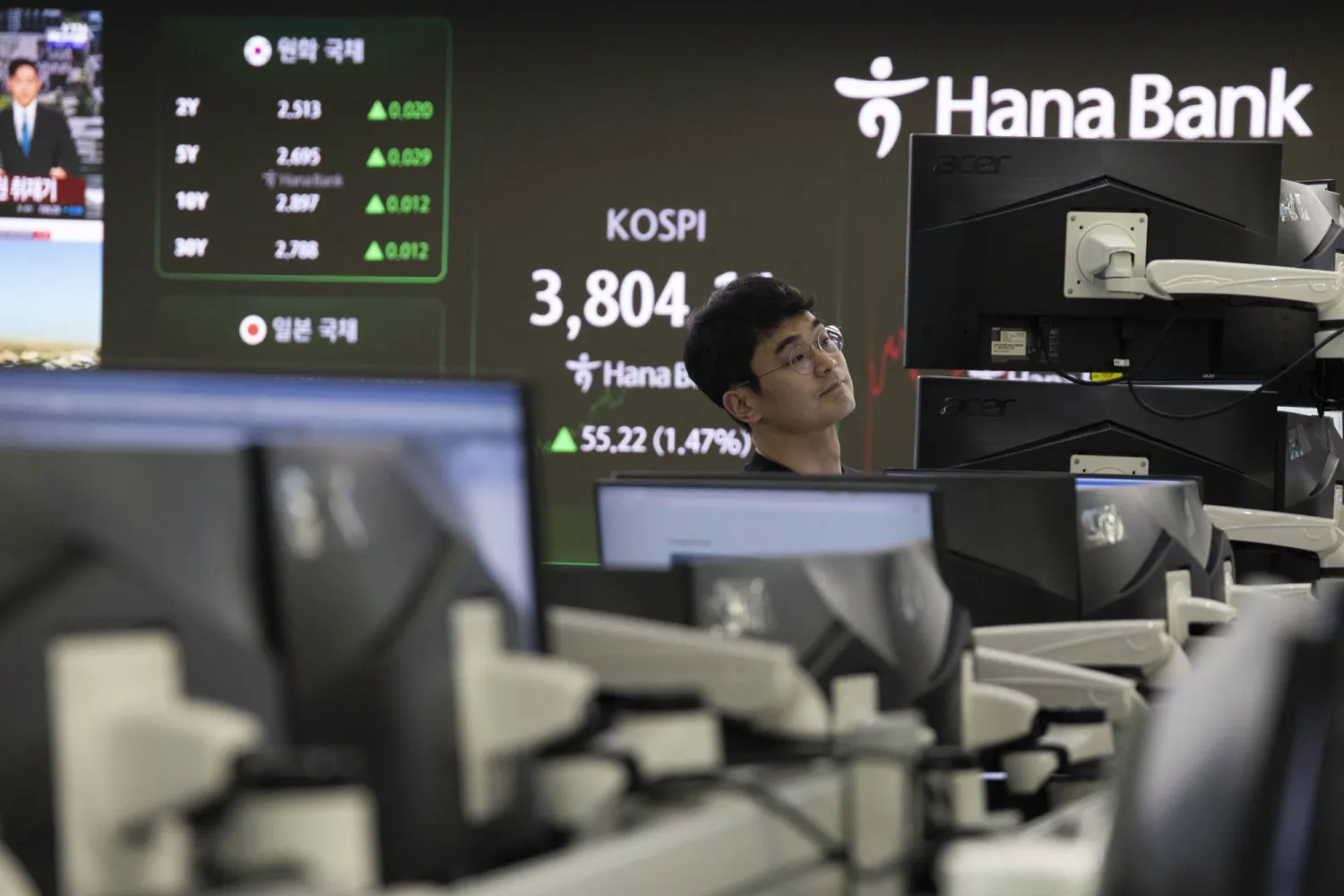 متداول يراقب شاشات تعرض مؤشرات الأسهم في بنك «هانا» بالعاصمة سيول (إ.ب.أ)