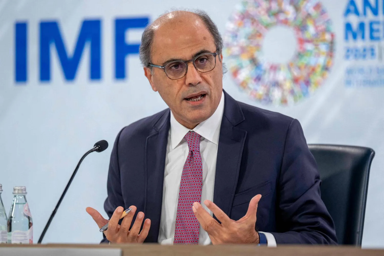 أزعور متحدثاً عن اقتصاد المنطقة خلال اجتماعات صندوق النقد والبنك الدوليين الأسبوع الماضي (أ.ف.ب)