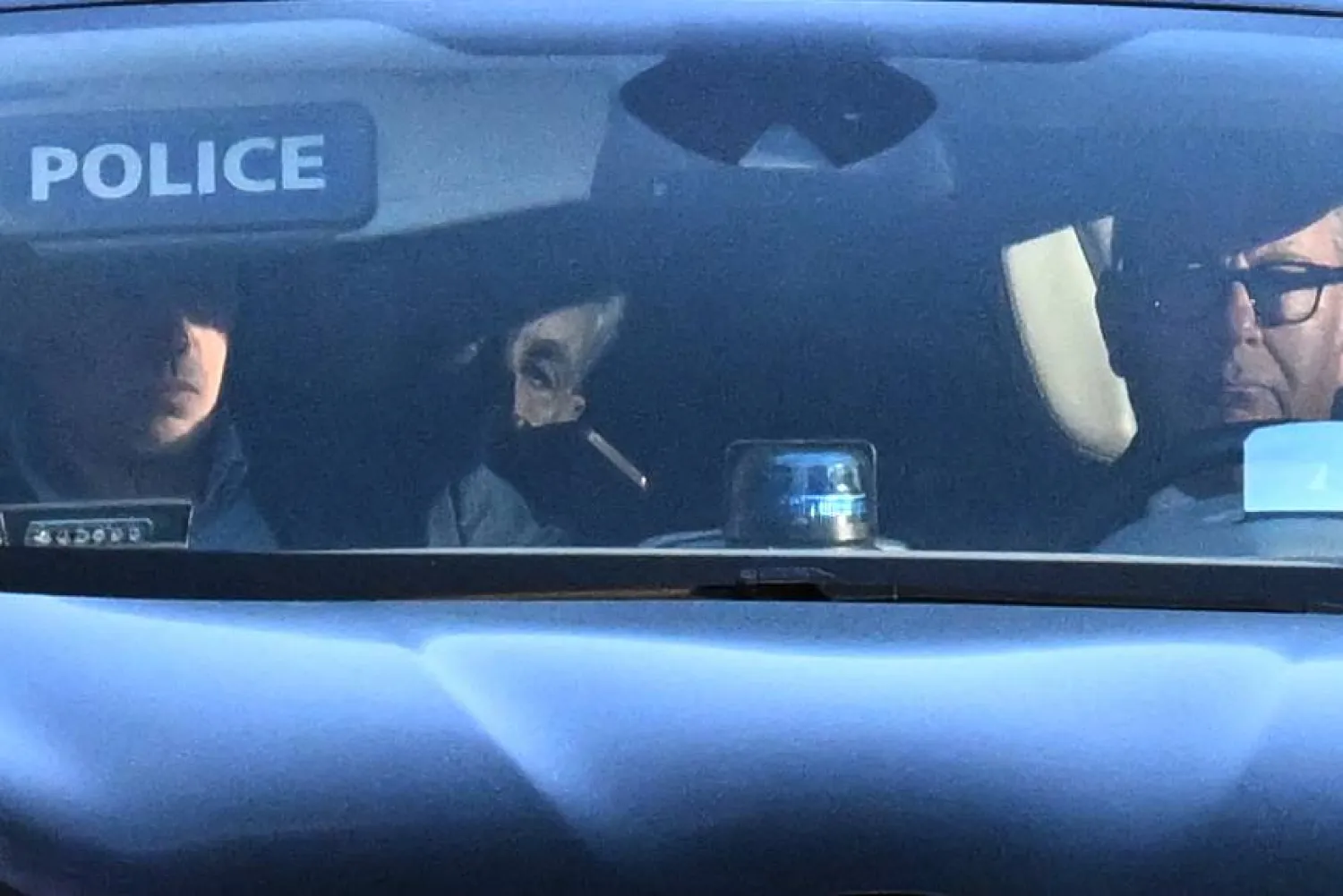 ساركوزي لدى وصوله إلى السجن لتنفيذ عقوبة السجن لخمس سنوات بعد إدانته بالتآمر الجنائي لتمويل حملته الانتخابية في 2007 بأموال من ليبيا (أ.ب)