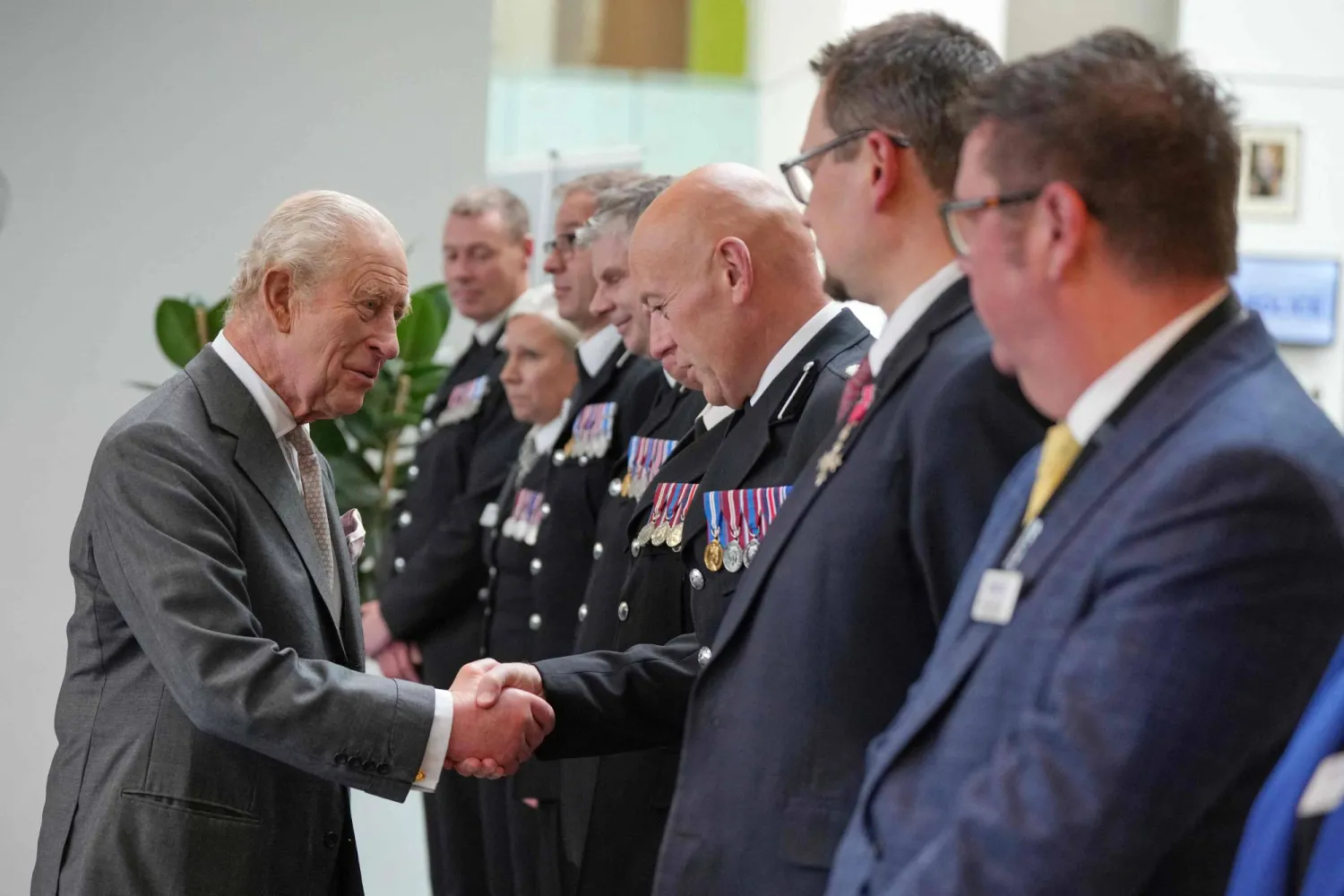 التقى الملك تشارلز الثالث ملك بريطانيا العظمى (يساراً) أفراد خدمات الطوارئ في مقر شرطة مانشستر الكبرى شمال غربي إنجلترا أمس (أ.ف.ب)