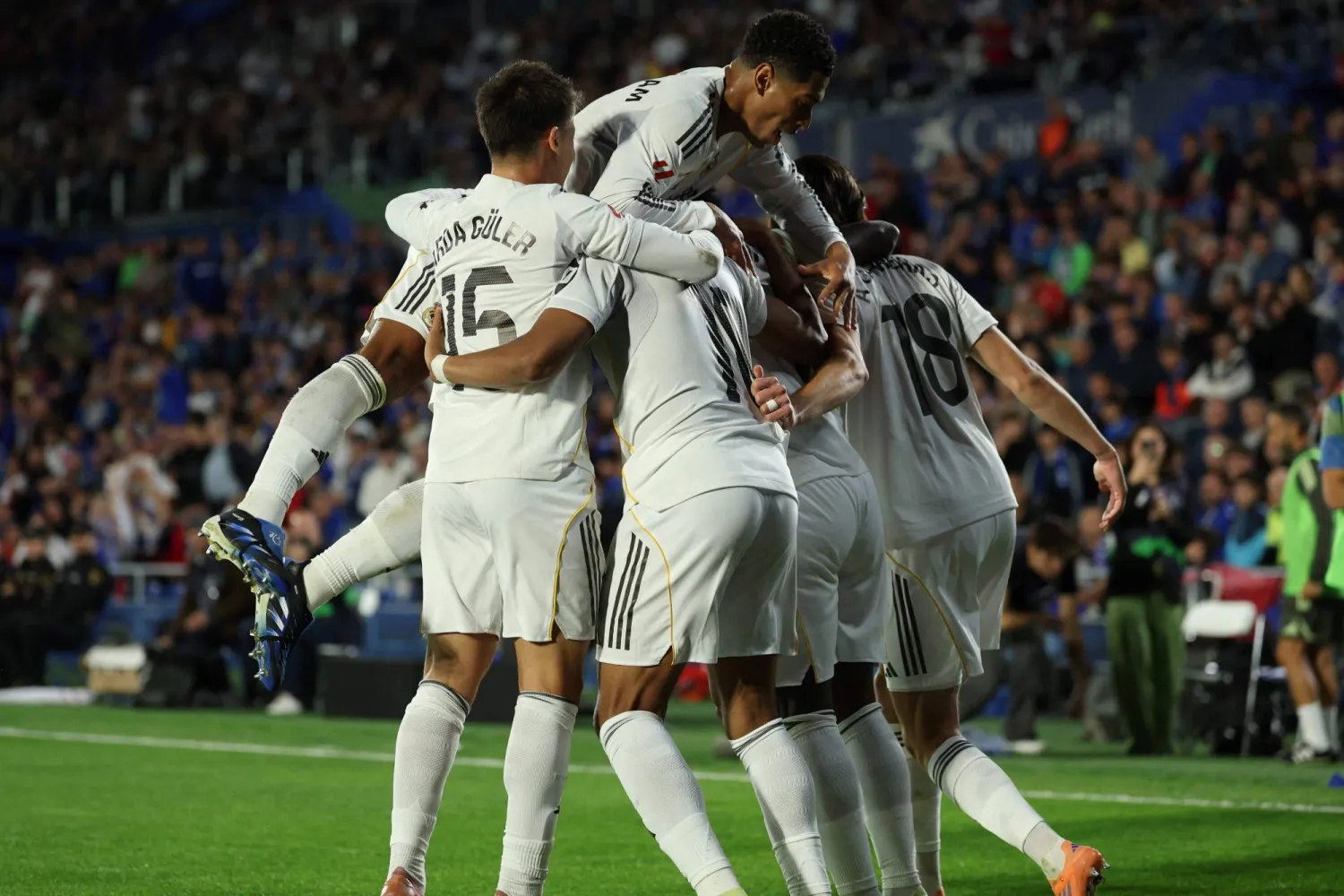 لاعبو ريال مدريد يحتفلون بعد تسجيل مبابي الهدف الأول لفريقهم خلال مباراة الدوري الإسباني لكرة القدم بين الريال وخيتافي (أ.ف.ب)