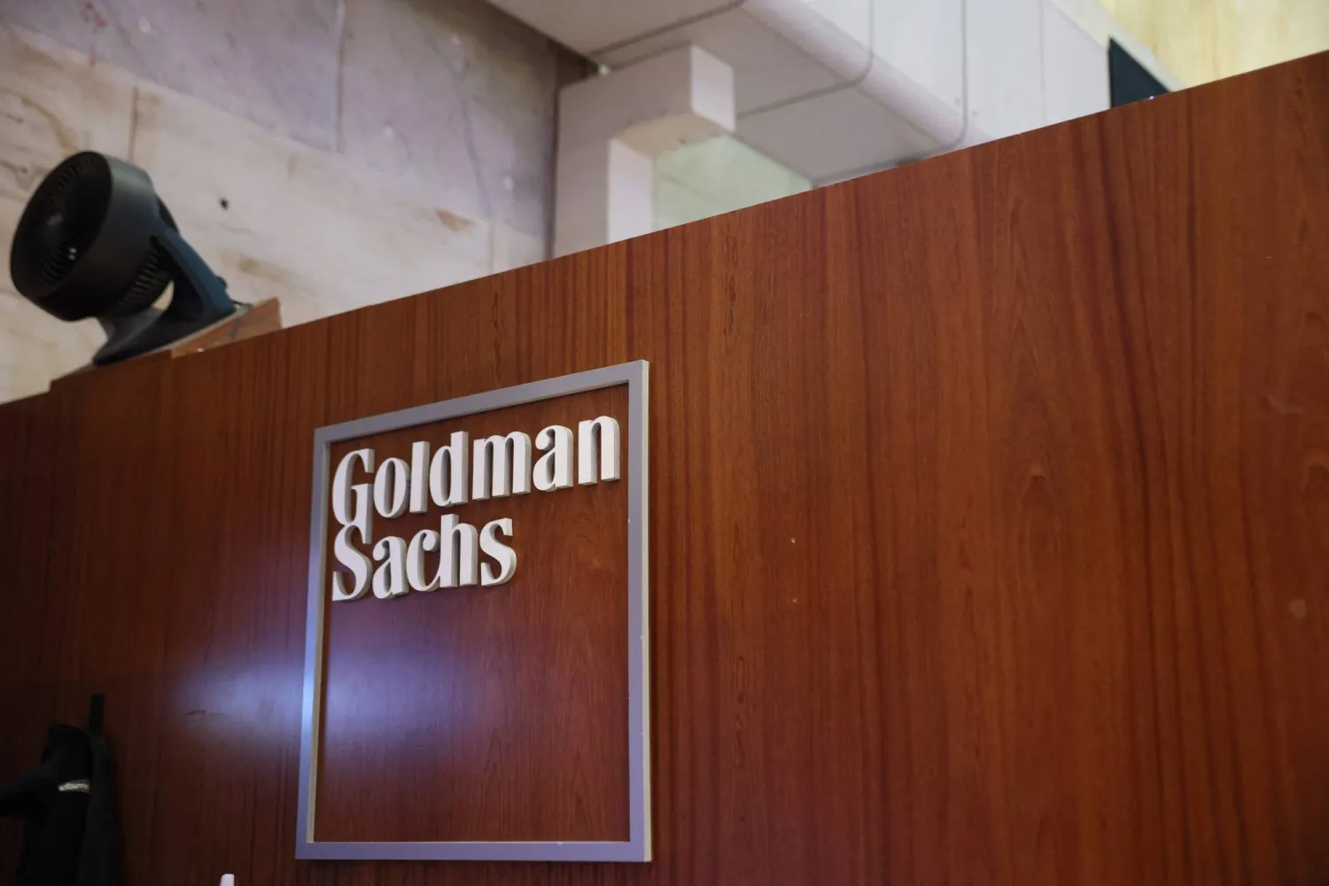 شعار «غولدمان ساكس» في بورصة نيويورك (أ.ف.ب)