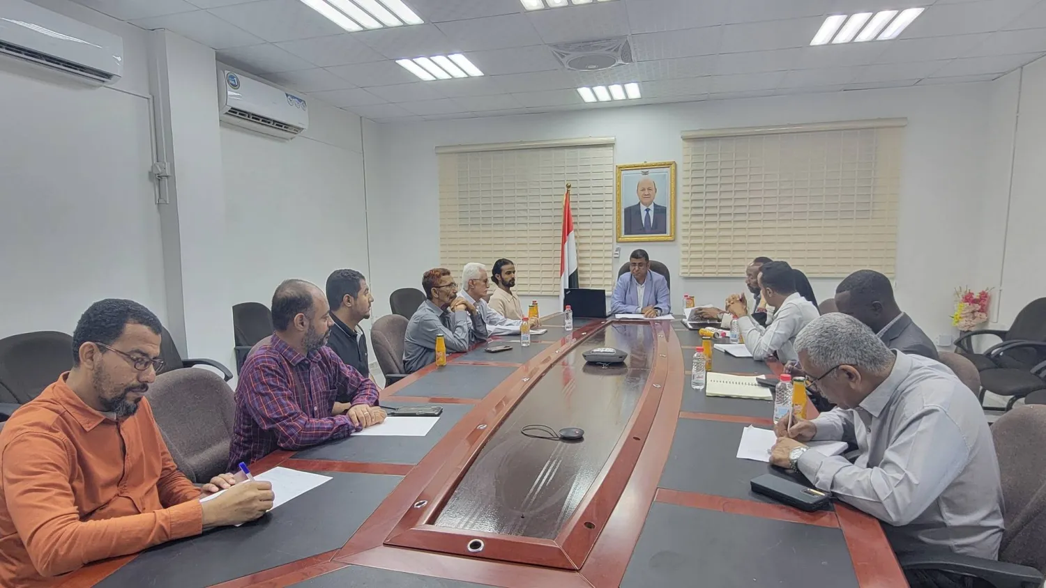 مسؤولون حكوميون في لقاء مع وفد برنامج الغذاء العالمي (الحكومة اليمنية)