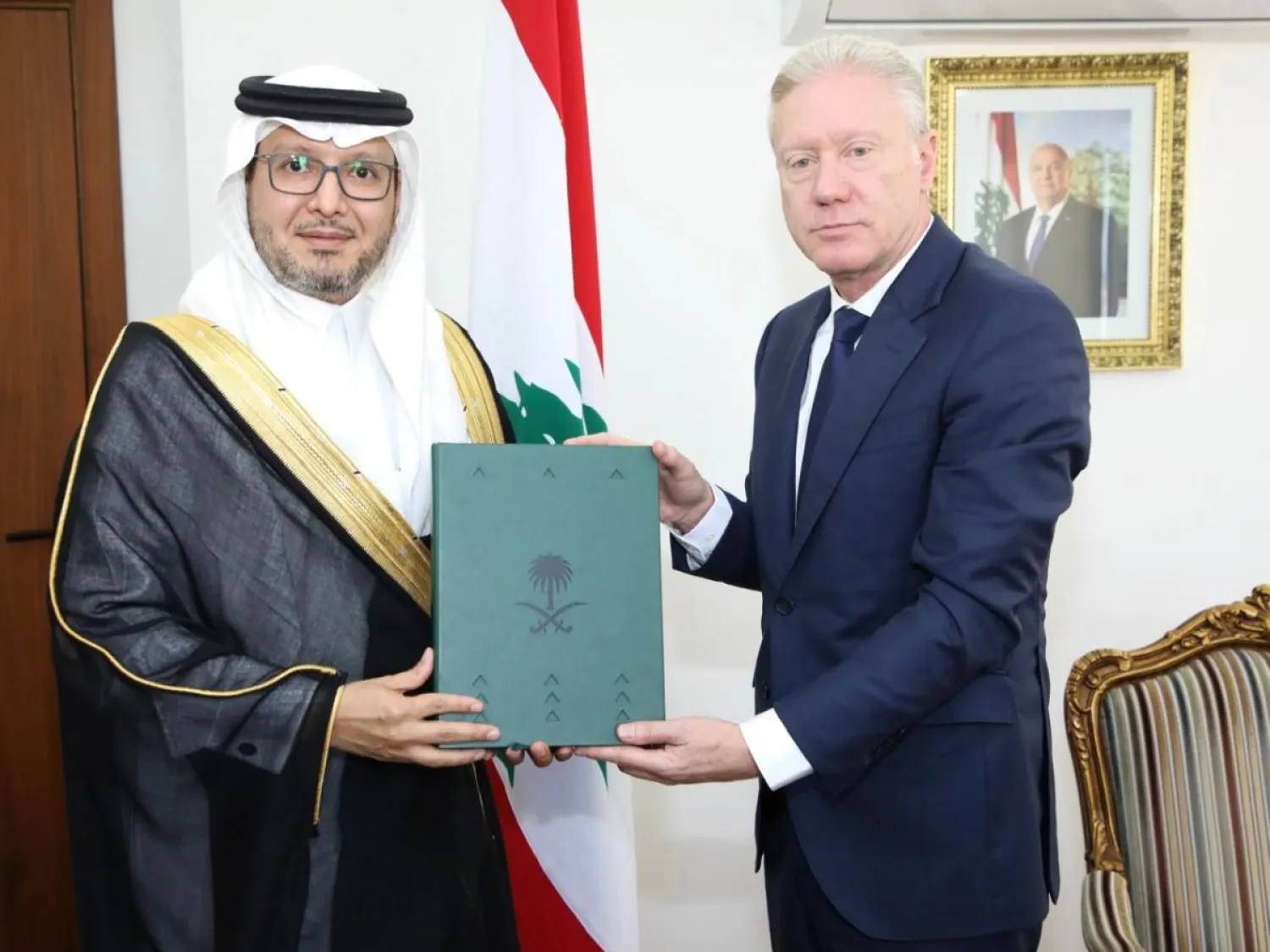 السفير السعودي وليد بخاري يسلّم وزير الخارجية اللبناني يوسف رجّي الدعوة للمشاركة في «إكسبو 2030 الرياض» (السفارة السعودية)