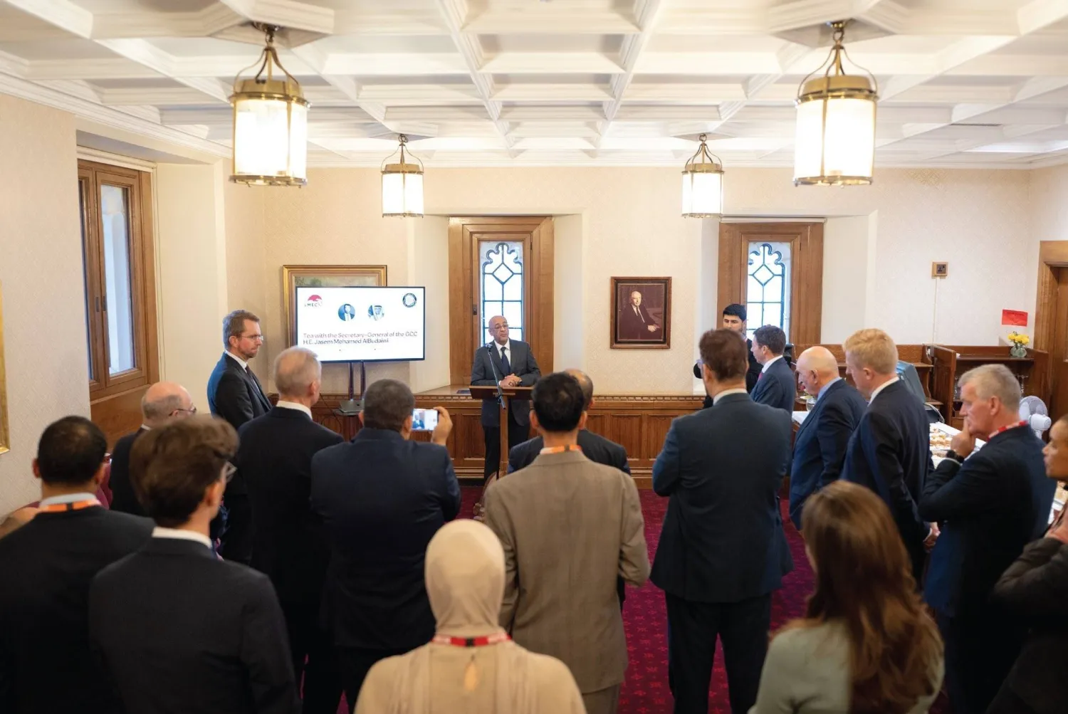 جاسم محمد البديوي الأمين العام لمجلس التعاون لدول الخليج العربية خلال كلمته أمام أعضاء في البرلمان البريطاني (قنا)