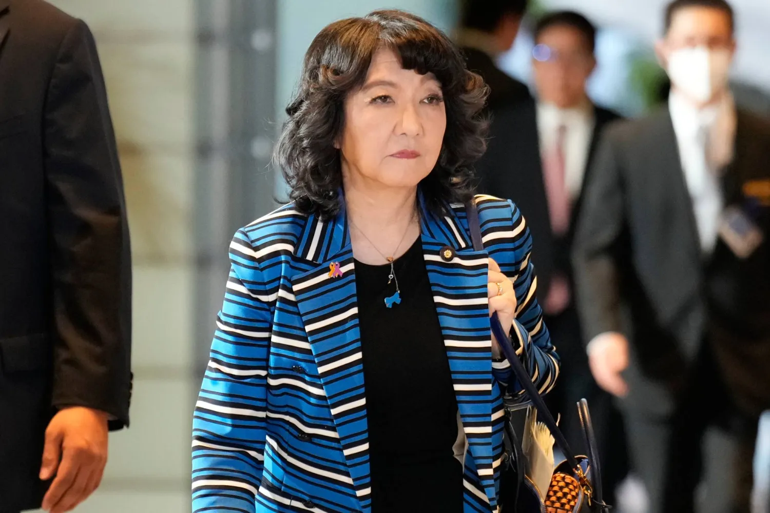 وزيرة المالية اليابانية الجديدة ساتسوكي كاتاياما لدى وصولها إلى مقر الحكومة في العاصمة طوكيو (أ.ب)