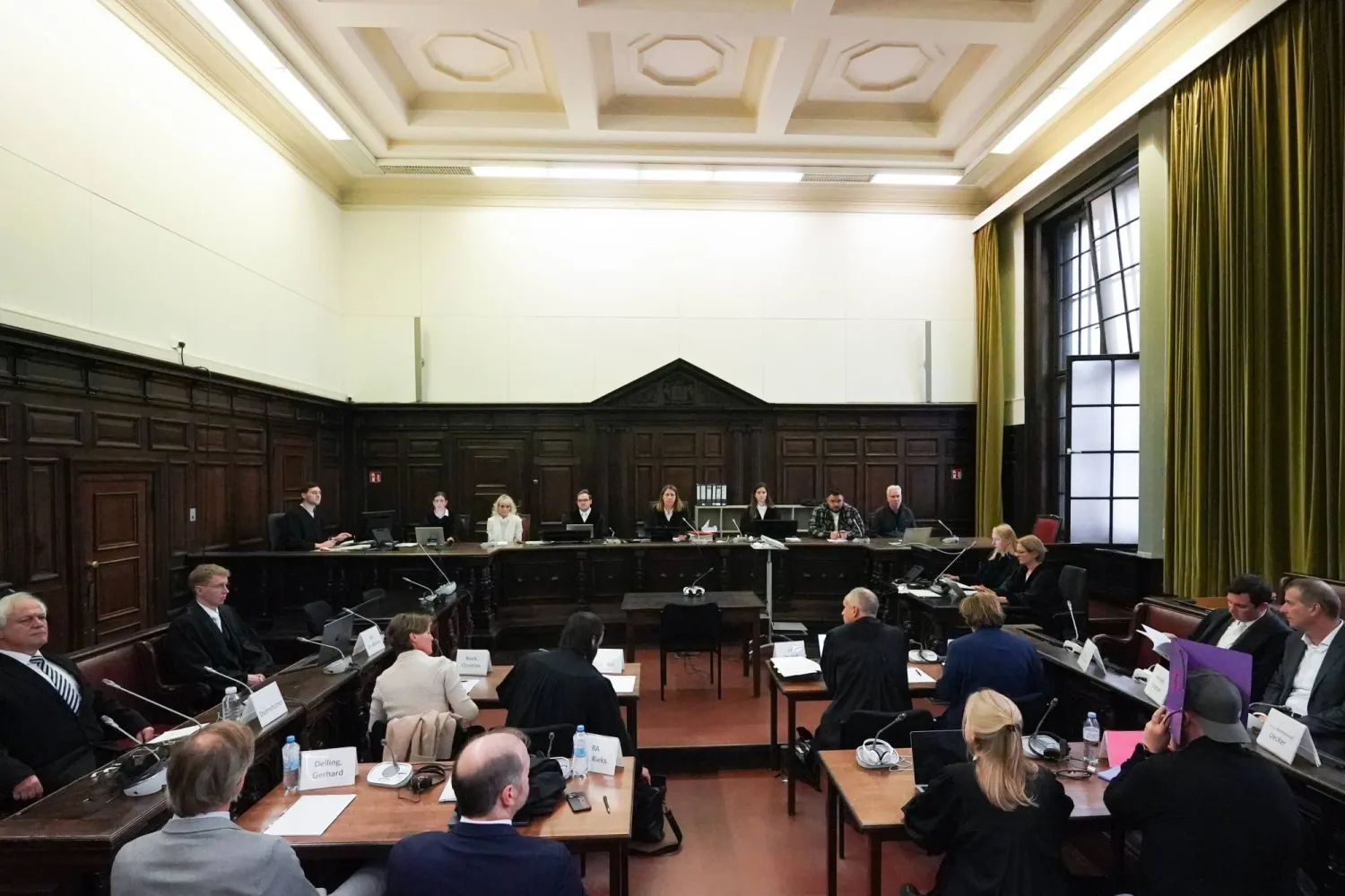 قاضية تنظر قضية اختطاف طفل داخل محكمة منطقة هامبورغ الألمانية (د.ب.أ)