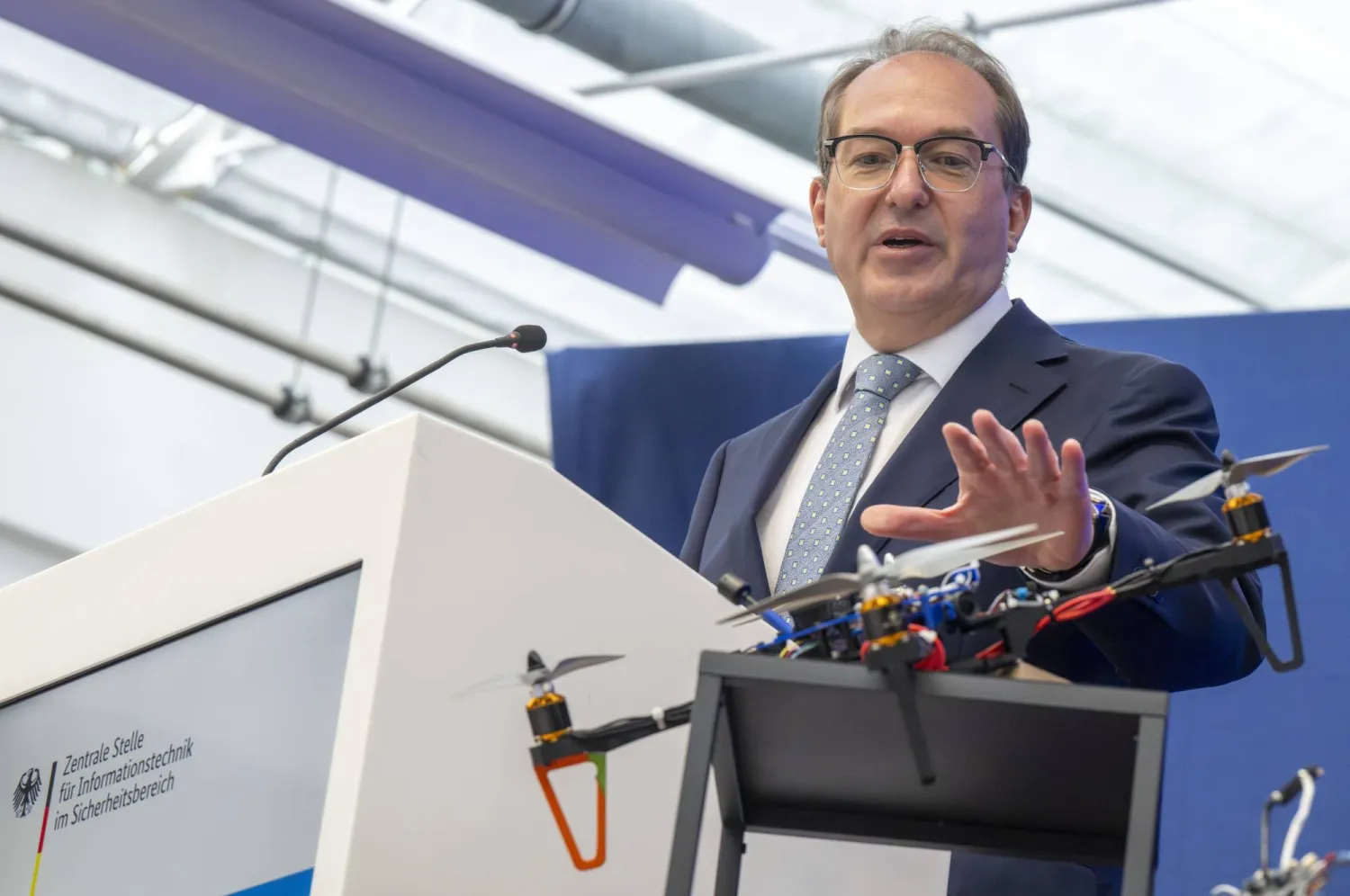 وزير الداخلية الألماني ألكسندر دوبرينت (د.ب.أ)