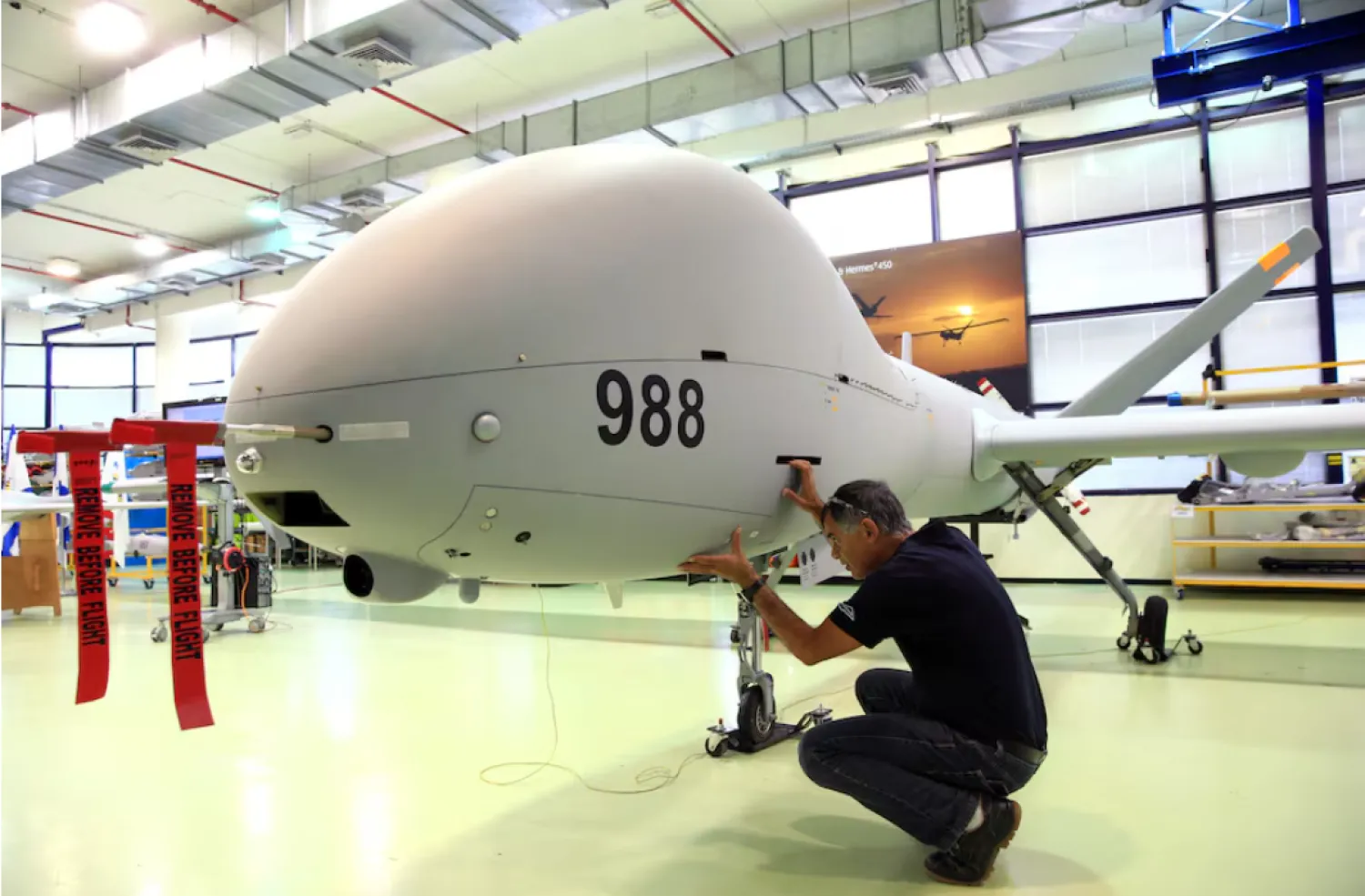 عامل إسرائيلي يتفقد مسيرة من طراز «هيرمز 900» عام 2018 (أرشيفية - رويترز) 