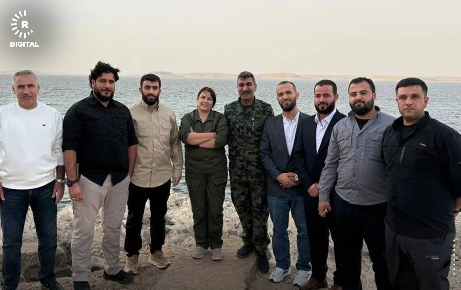 صورة تجمع وفدي «قوات سوريا الديمقراطية» والحكومة السورية في مدينة الطبقة التابعة لمحافظة الرقة لبحث التوترات في حيي الشيخ مقصود والأشرفية والوضع القائم لطريق دير حافر (موقع رووداو)