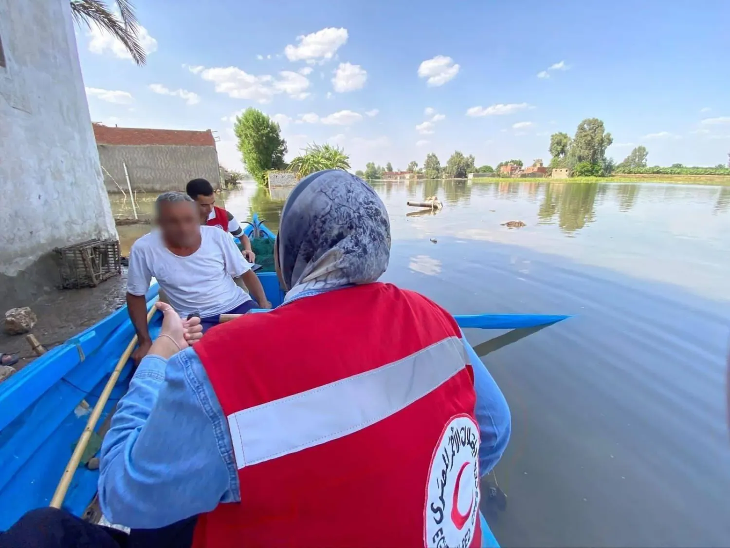 «الهلال الأحمر المصري» في مهمة إنقاذ منازل وأرض مصرية غمرتها مياه فيضان النيل قبل نحو شهر (مجلس الوزراء المصري)