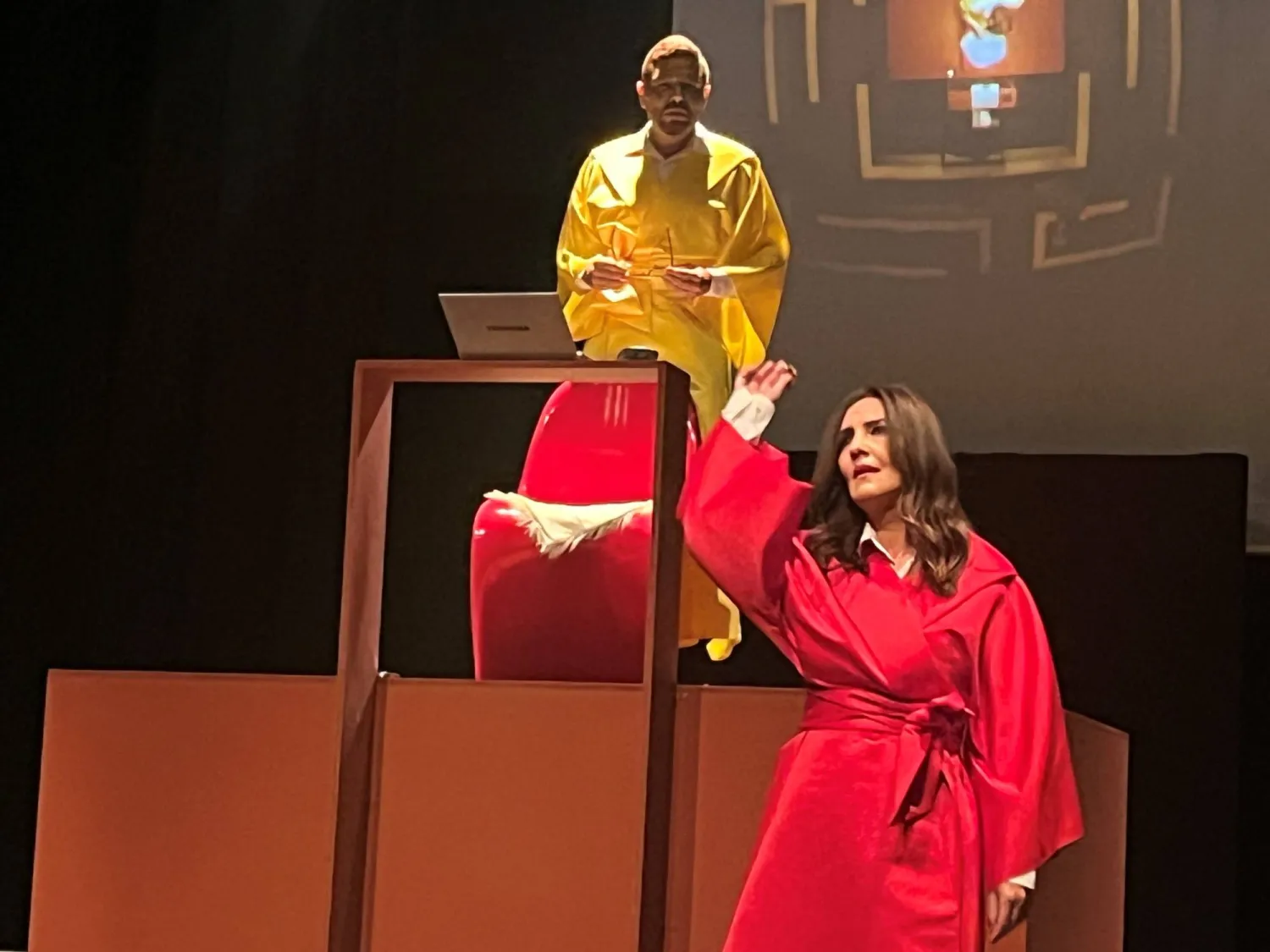 تتناول «قبل آخر صفحة» موضوعات إنسانية ومهنيّة متعدّدة (الشرق الأوسط)