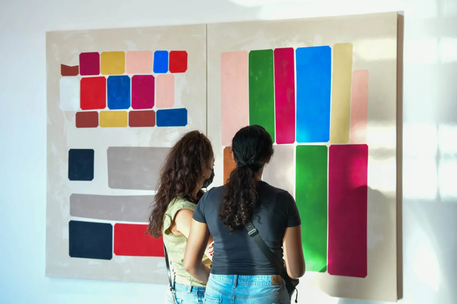 كلّ عمل يفتح نافذة على الآخر (مجمع 421)