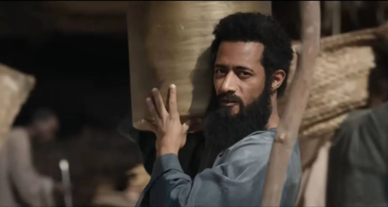 جانب من المقطع الدعائي لفيلم «أسد» (يوتيوب)
