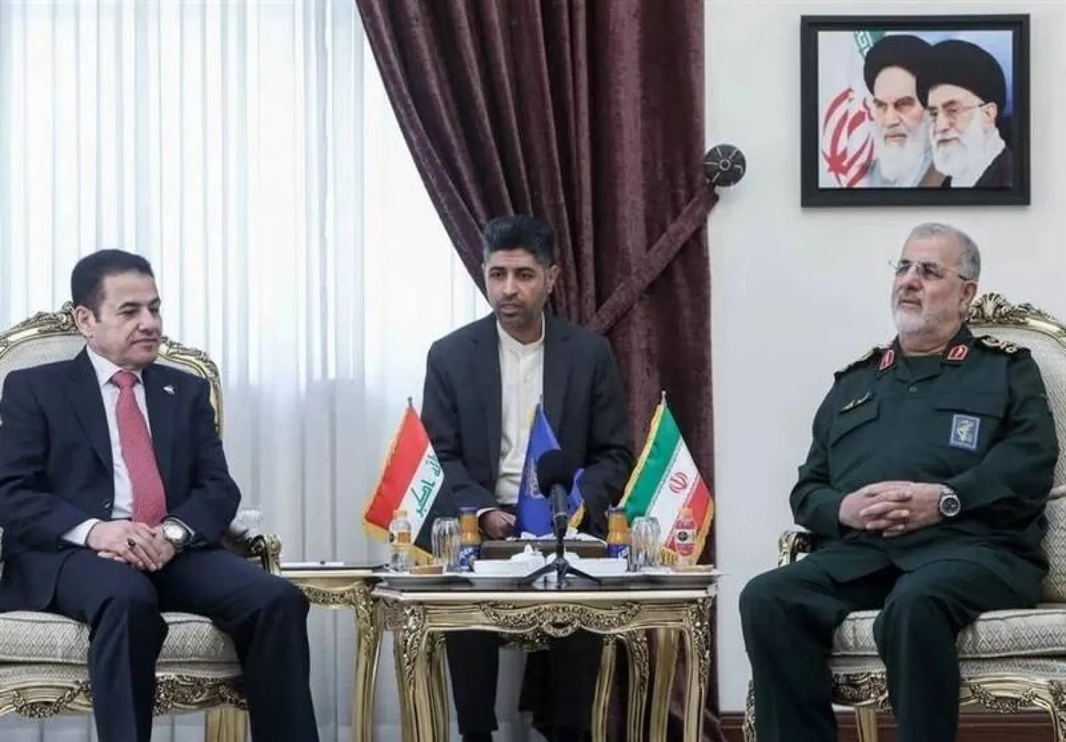 قائد «الحرس الثوري» محمد باكبور لدى استقباله مستشار الأمن القومي العراقي قاسم الأعرجي في طهران اليوم (التلفزيون الرسمي الإيراني)