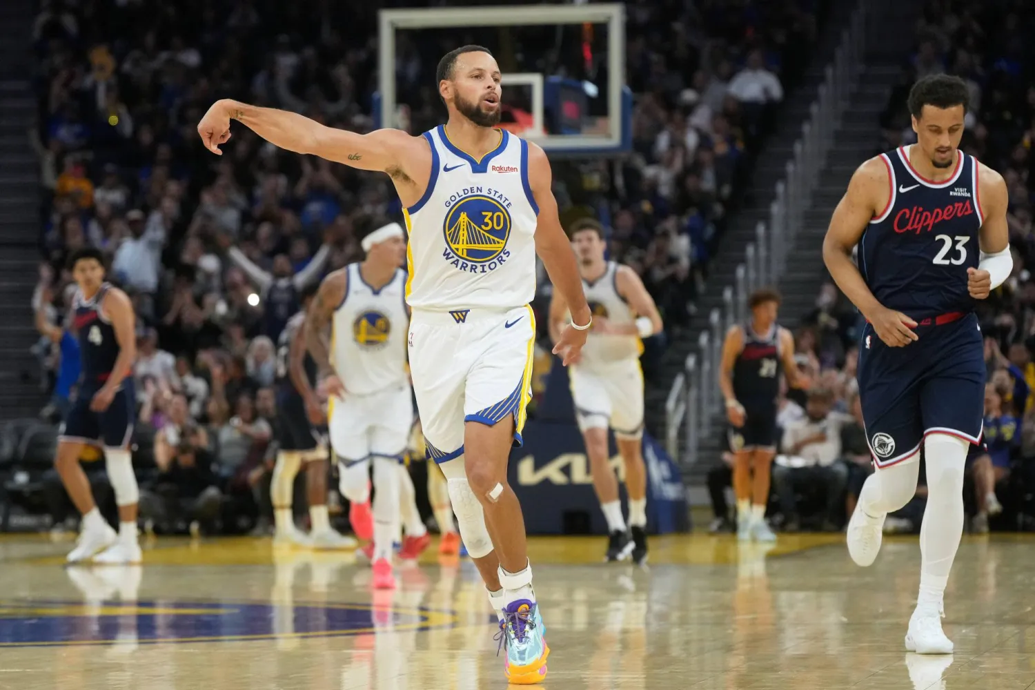 نجم كرة السلة الأميركي ستيفن كيري (أ.ب)