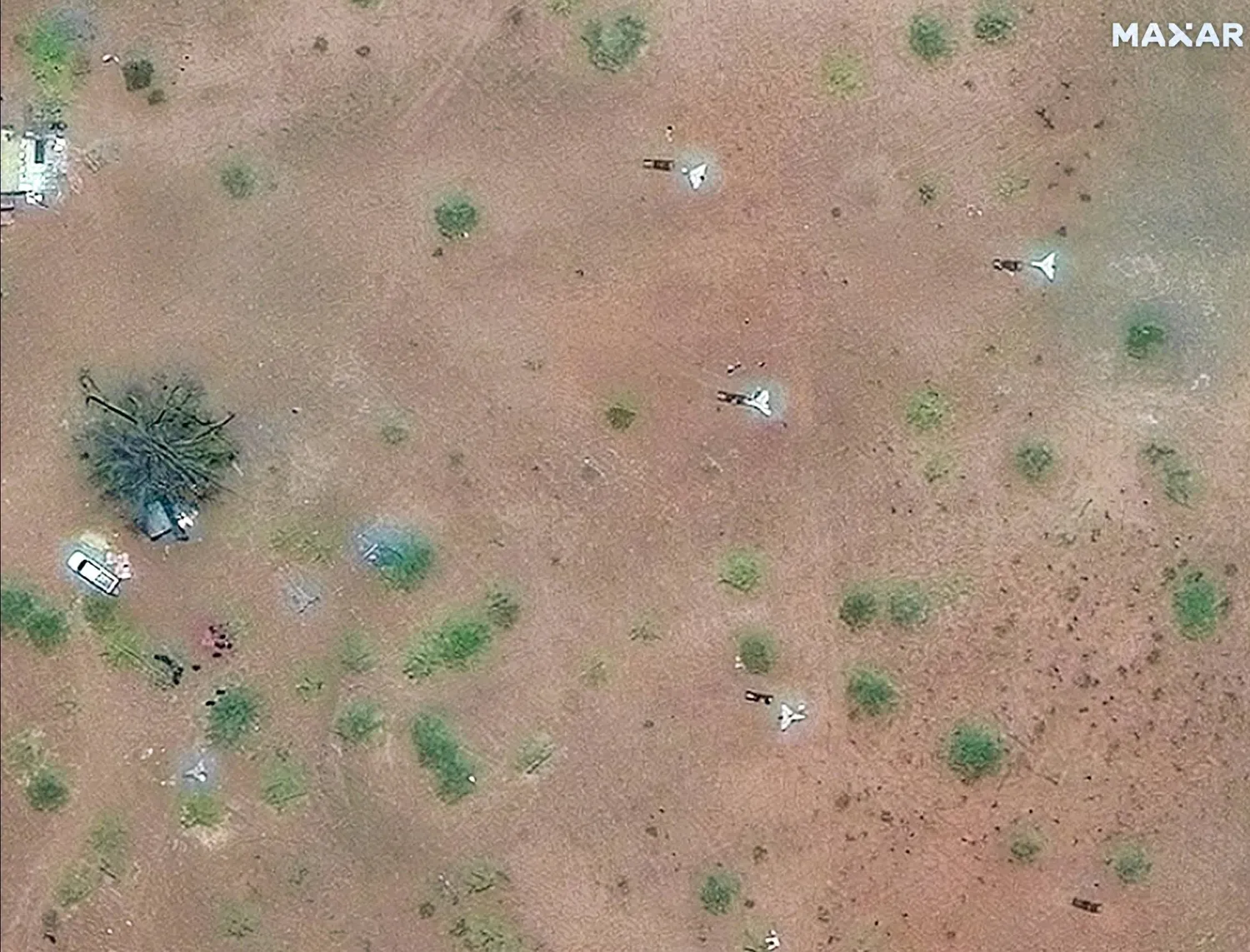 صورة من الأقمار الاصطناعية تظهر طائرات مسيّرة «انتحارية» بعيدة المدى ومعدات إطلاقها شمال مطار نيالا في السودان 6 مايو 2025 (رويترز)