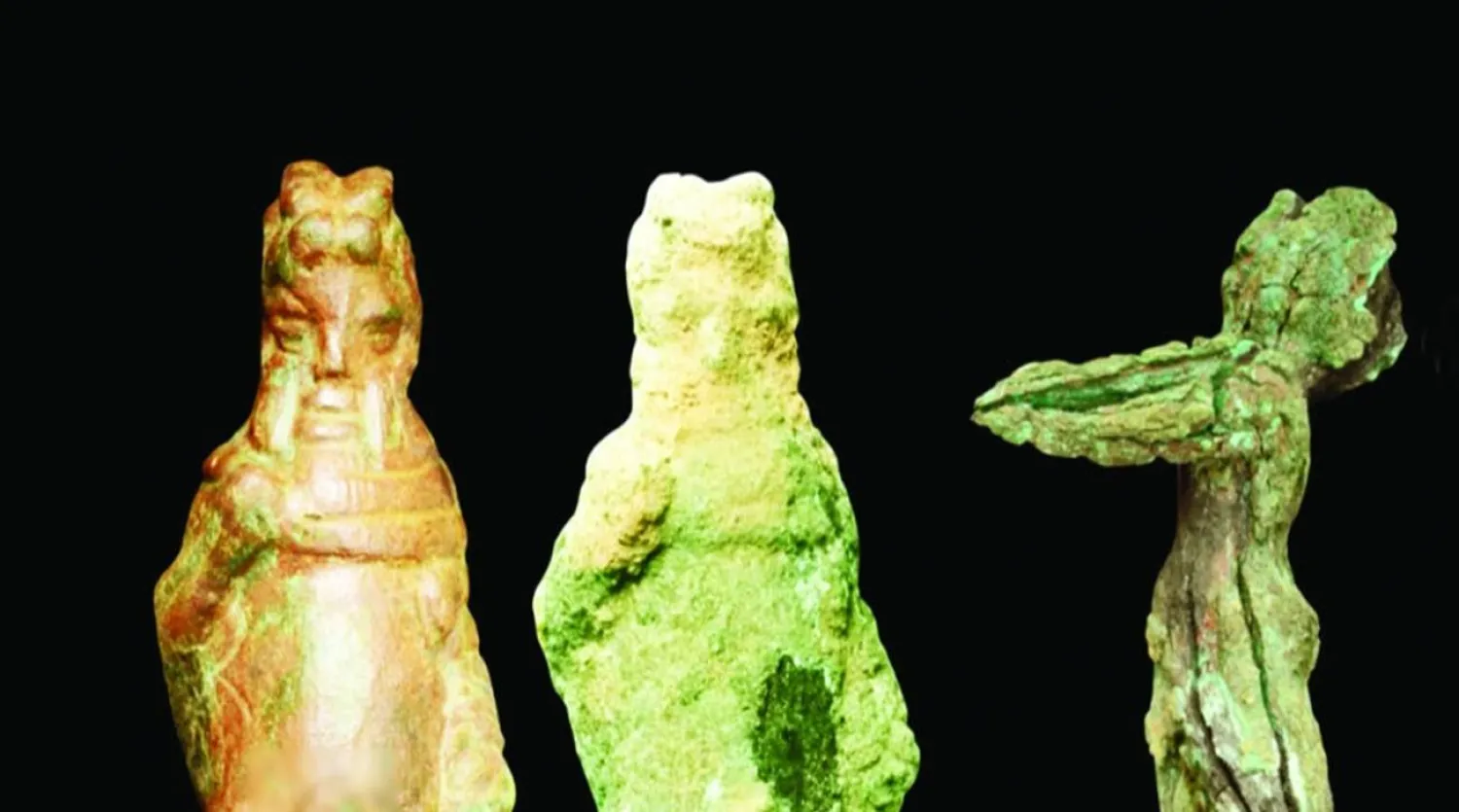 تمثالان من وادي الحِجر منهما تمثال يمثل فتى يرفع ذراعيه وتمثال يمثل «بريابوس» قبل الترميم وبعده