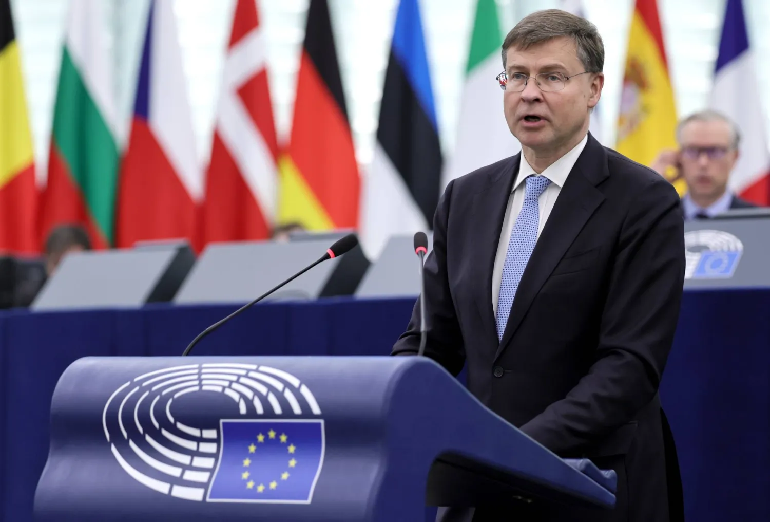 فالديس دومبروفسكيس المفوض الأوروبي للاقتصاد والإنتاجية والتنفيذ والتبسيط يتحدث خلال نقاش حول «زيادة التمويل لإعادة إعمار أوكرانيا والدفاع عنها: استخدام الأصول الروسية المجمدة» في البرلمان الأوروبي في ستراسبورغ بفرنسا 21 أكتوبر 2025 (إ.ب.أ)