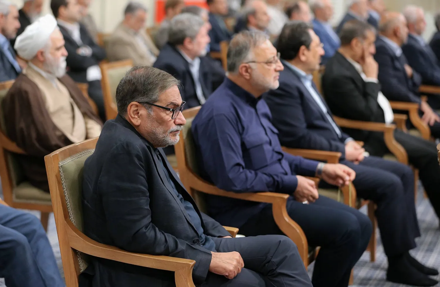 علي شمخاني مستشار المرشد الإيراني خلال اجتماع خامنئي مع الحكومة الشهر الماضي (موقع خامنئي)