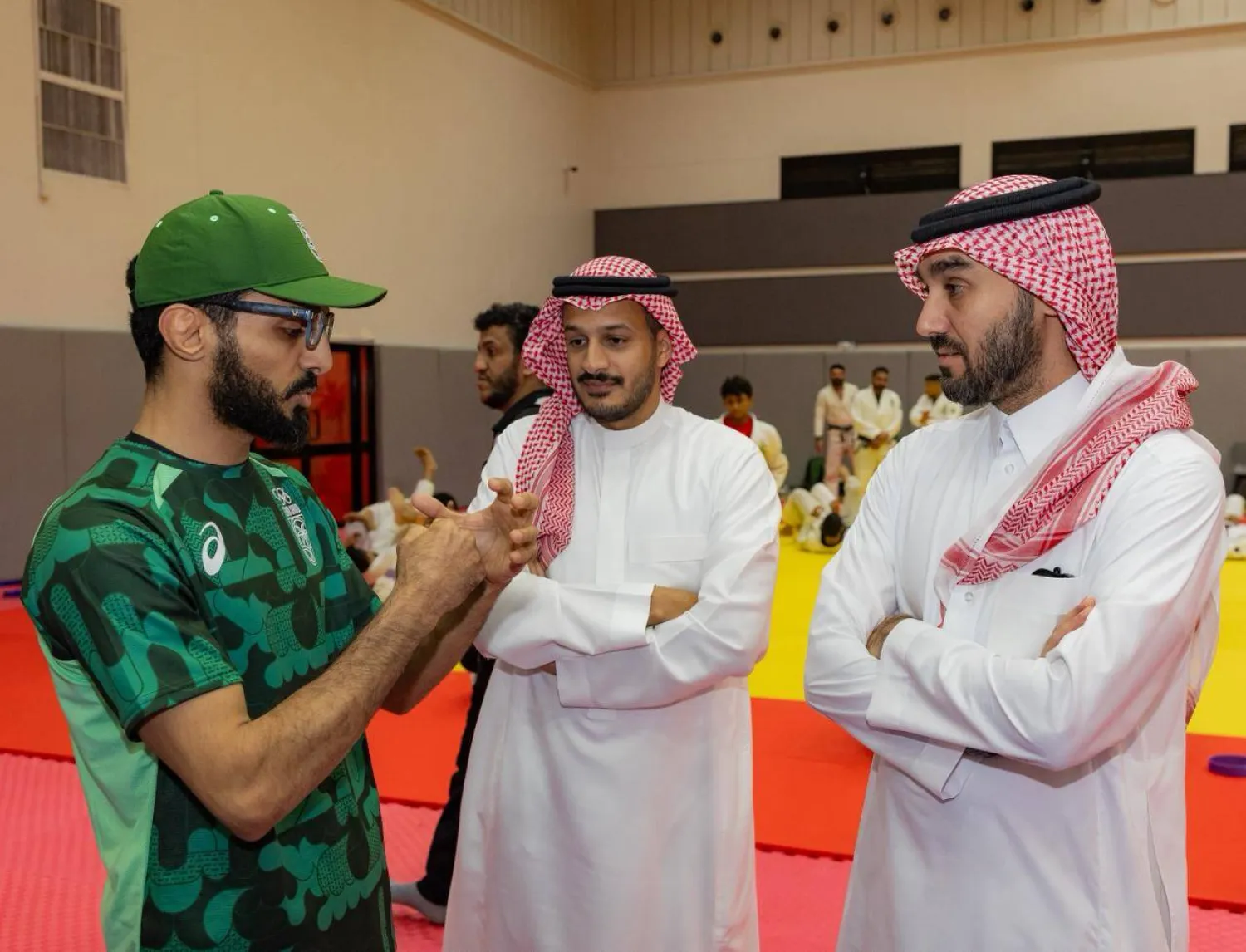 الفيصل يتحدث إلى أفراد الفريق السعودي (الشرق الأوسط) 