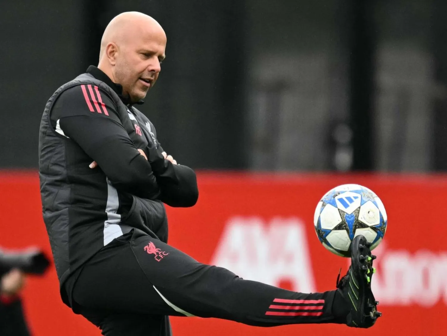 أرني سلوت مدرب ليفربول يعاني أزمة في النتائج (أ.ف.ب)