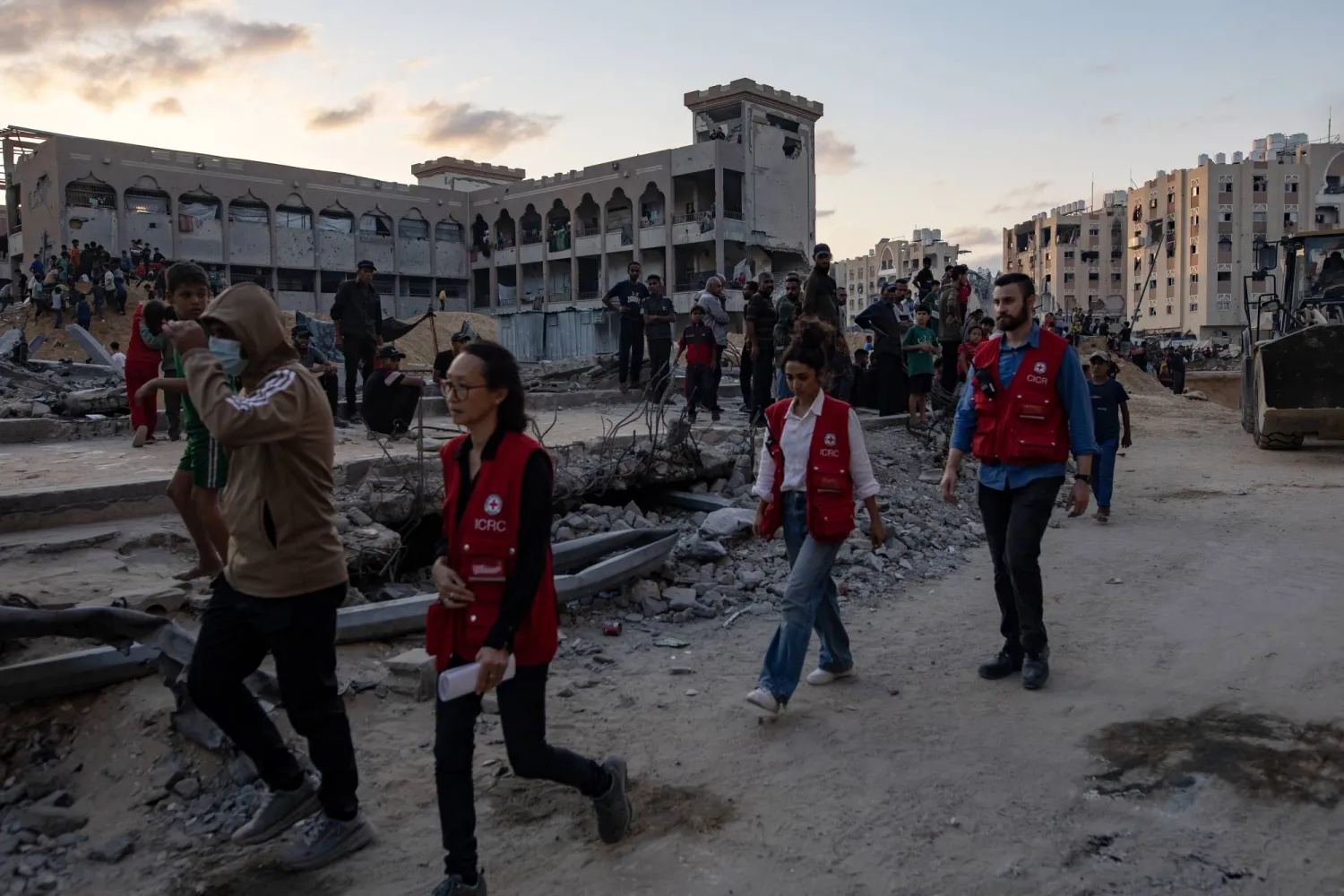 عمال من «الصليب الأحمر» يصلون إلى موقع يبحث فيه عناصر من «كتائب القسام» الجناح العسكري لحركة «حماس» عن جثث رهائن إسرائيليين في خان يونس جنوب قطاع غزة 17 أكتوبر 2025 (إ.ب.أ)