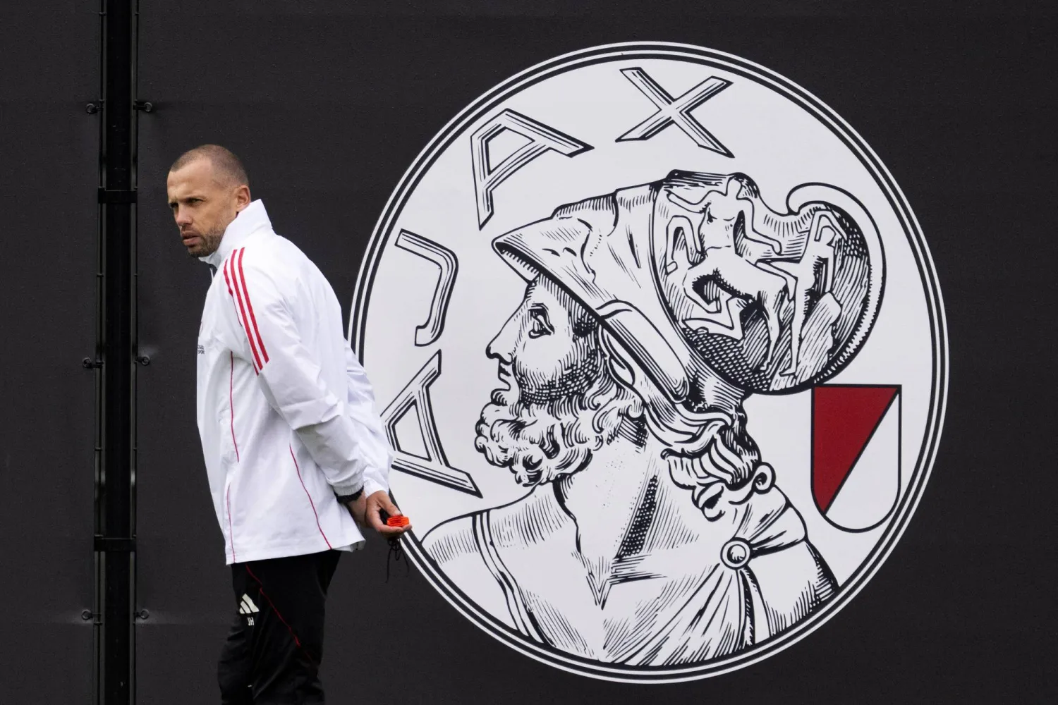 جون هيتينغا مدرب أياكس أمستردام الهولندي (إ.ب.أ)